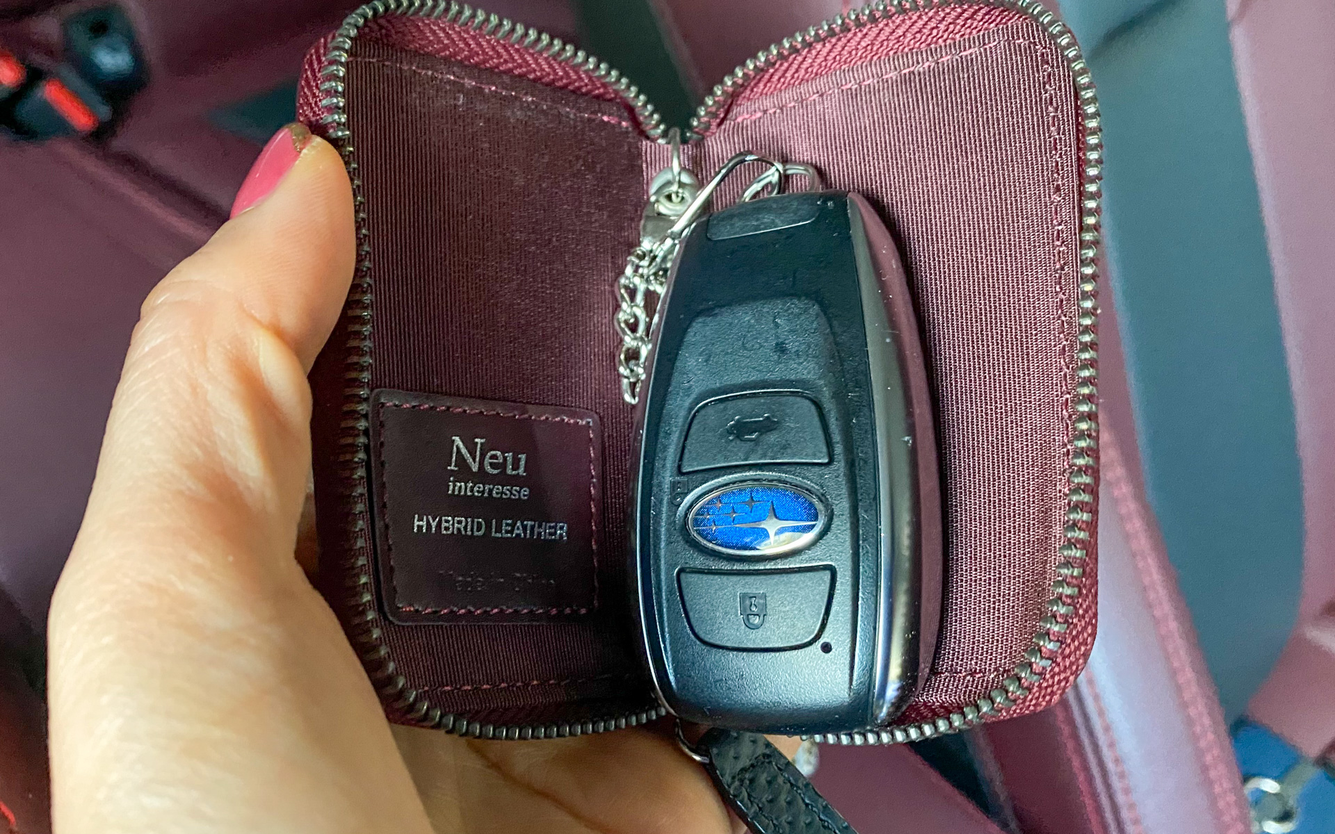 クルマ業界女子部とのコラボ企画でお邪魔したノイ・インテレッセの商品で、もともとはクルマのステアリング用に開発されたハイブリッドレザーを使ったスマートキーケース。車内の過酷な条件下でも高い耐摩耗性、耐光性、耐熱性、耐水性を発揮するところが、本物感があっていいですよね。触った感触も心地よくて、キーへの傷もつきにくくなりそうで気に入っています