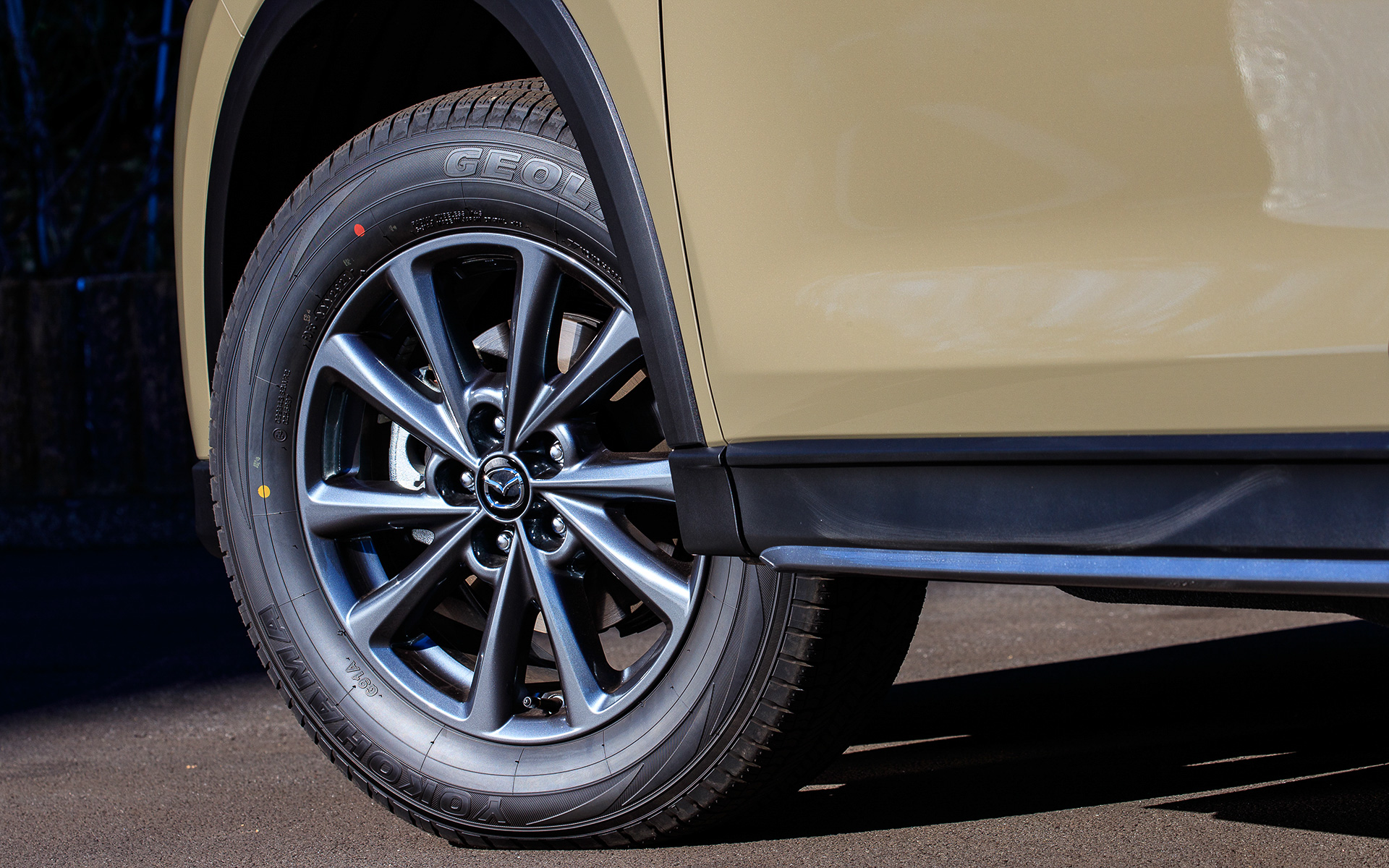 エクステリアではシルバー塗装のフロント＆リアバンパーセンターガーニッシュやサイドガーニッシュに加え、ブラックのドアミラーなどを採用。足下ではグレーメタリック塗装の17インチアルミホイールを採用するとともに横浜ゴムのオールシーズンタイヤ「ジオランダーG91」（225/65R17）を標準装備。SKYACTIV-G 2.0は最高出力115kW（156PS）/6000rpm、最大トルク199Nm（20.3kgfm）/4000rpmを発生。WLTCモード燃費は14.0km/L（4WD）