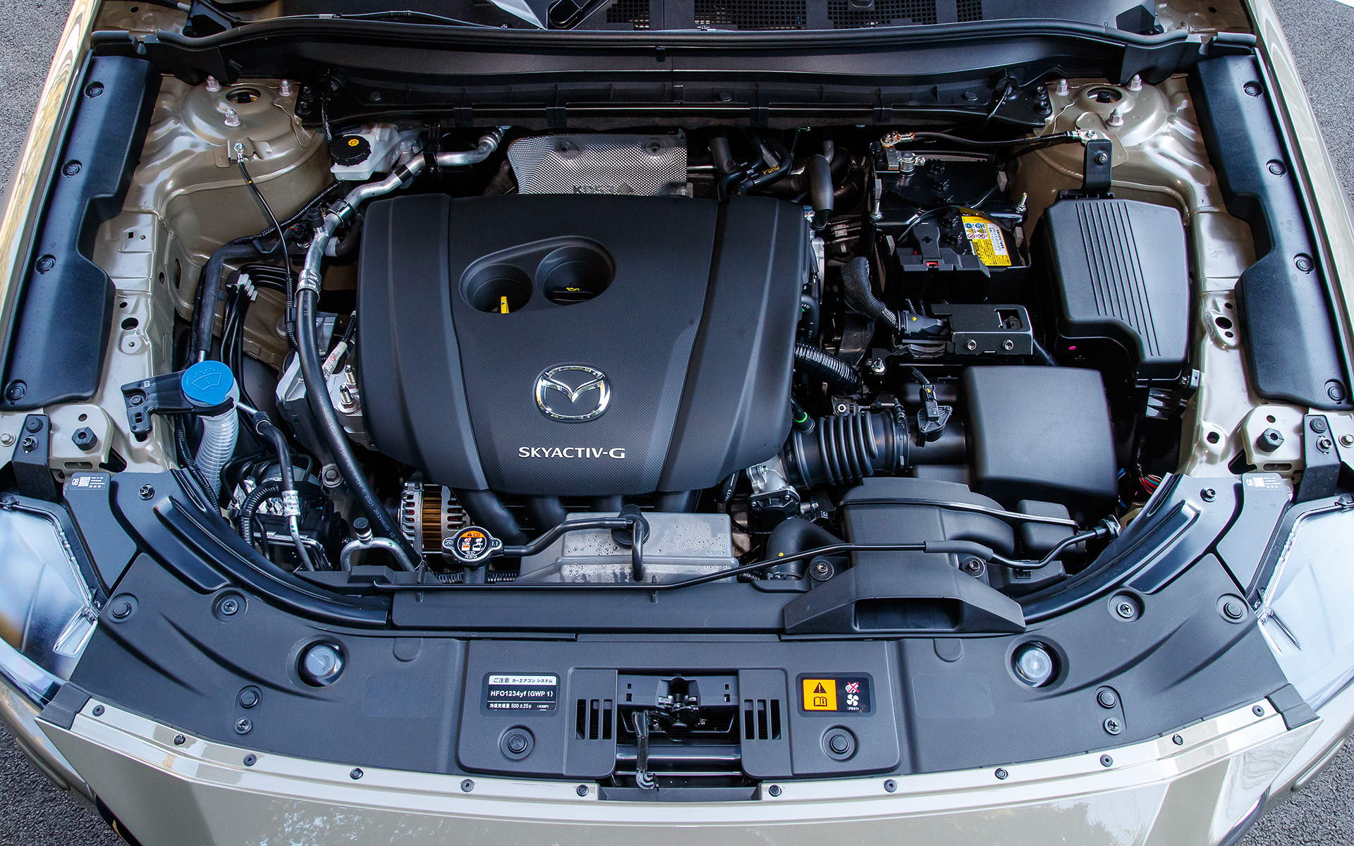 エクステリアではシルバー塗装のフロント＆リアバンパーセンターガーニッシュやサイドガーニッシュに加え、ブラックのドアミラーなどを採用。足下ではグレーメタリック塗装の17インチアルミホイールを採用するとともに横浜ゴムのオールシーズンタイヤ「ジオランダーG91」（225/65R17）を標準装備。SKYACTIV-G 2.0は最高出力115kW（156PS）/6000rpm、最大トルク199Nm（20.3kgfm）/4000rpmを発生。WLTCモード燃費は14.0km/L（4WD）