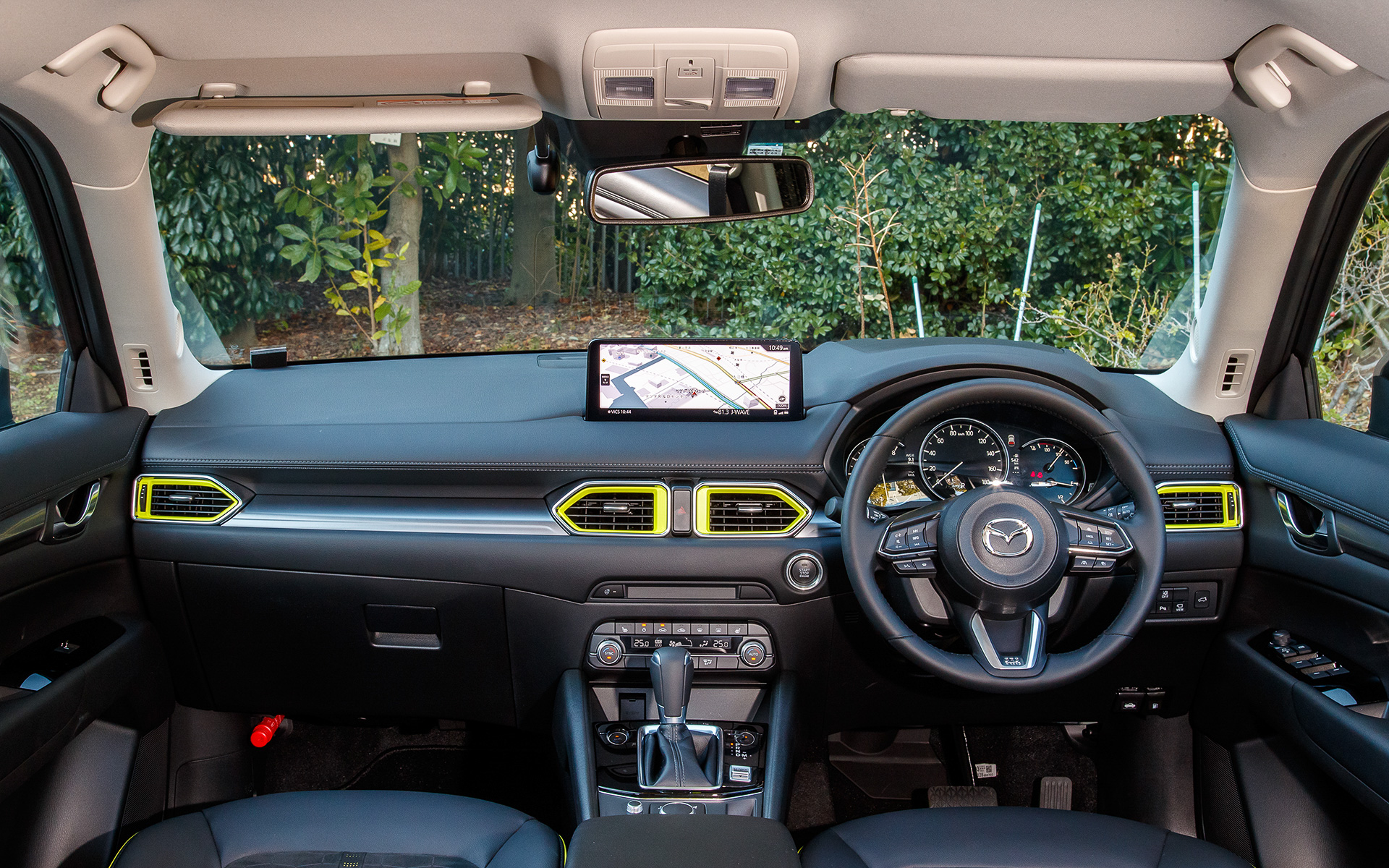 インテリアではフロントグリルのアクセントに使用したライムグリーンをシートステッチやパイピング、エアコンルーバーに採用。また、Mi-DRIVEにオフロード・モードを設定している