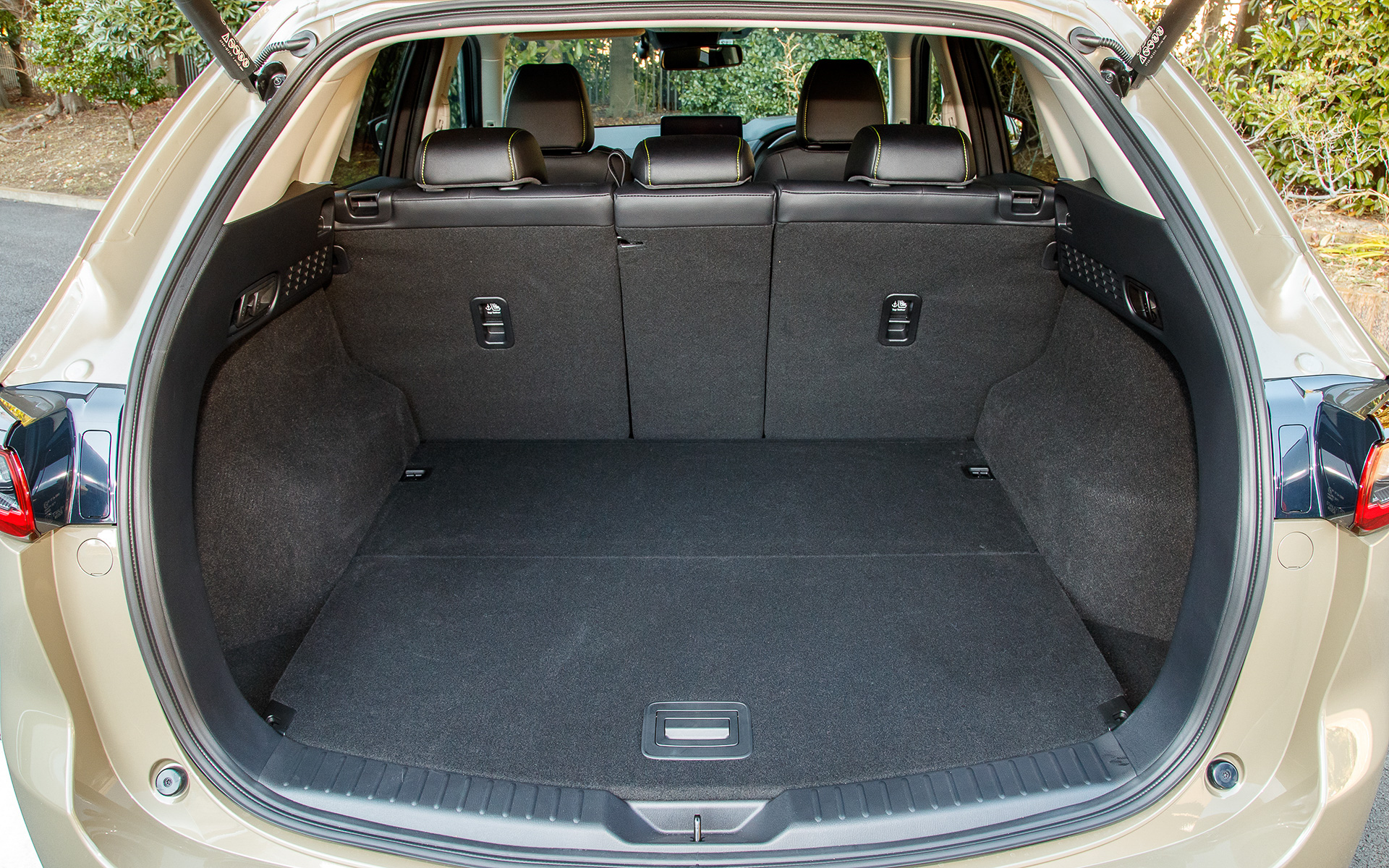 商品改良されたCX-5では荷室のフラット化やハンズフリー機能付きパワーリフトゲートの新設定などで利便性を向上。さらにフィールドジャーニーではラゲッジボードの裏側やサブトランクに防水加工が施され、濡れた衣服や汚れ物を気にせず収納することが可能になった