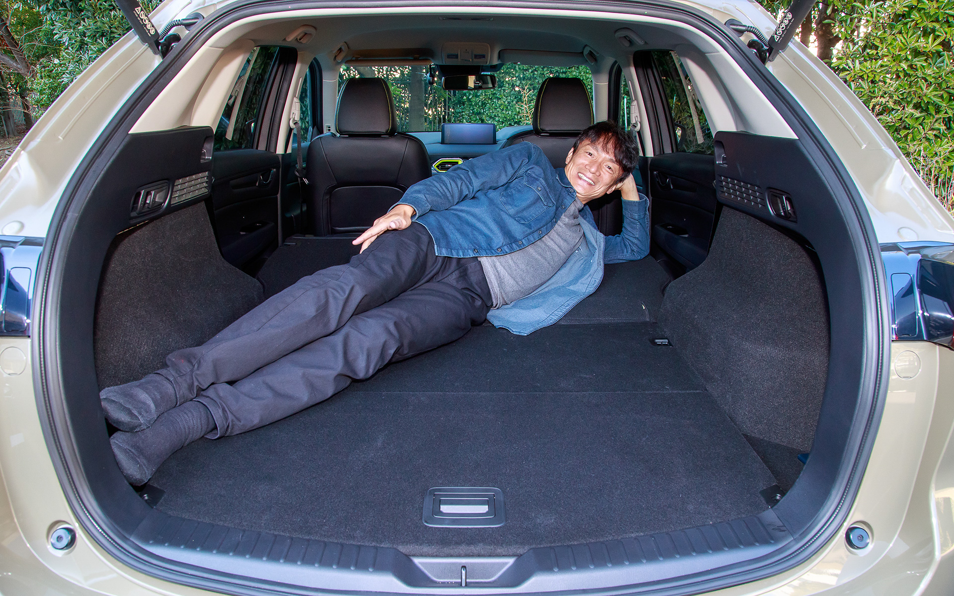 商品改良されたCX-5では荷室のフラット化やハンズフリー機能付きパワーリフトゲートの新設定などで利便性を向上。さらにフィールドジャーニーではラゲッジボードの裏側やサブトランクに防水加工が施され、濡れた衣服や汚れ物を気にせず収納することが可能になった