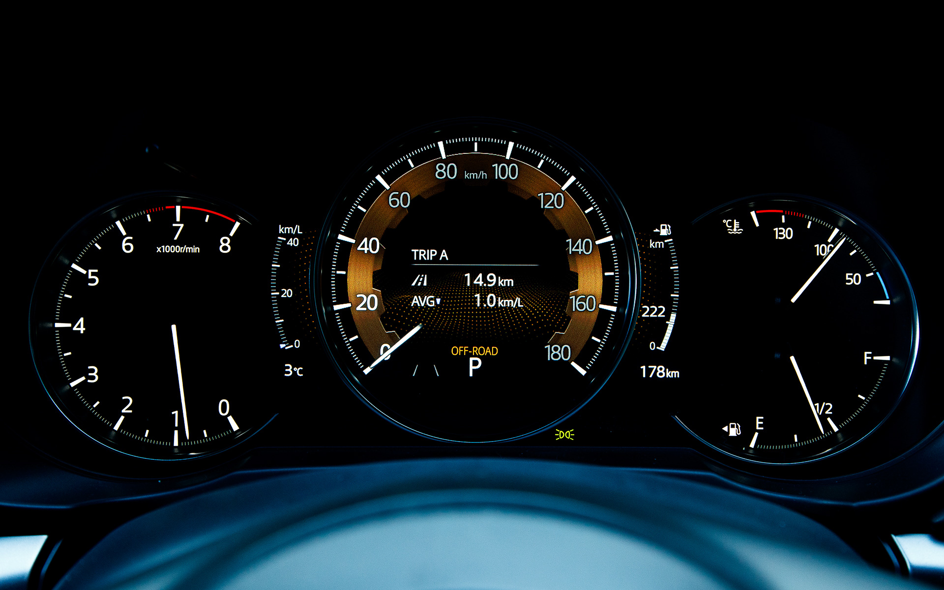 インテリアではフロントグリルのアクセントに使用したライムグリーンをシートステッチやパイピング、エアコンルーバーに採用。また、Mi-DRIVEにオフロード・モードを設定している