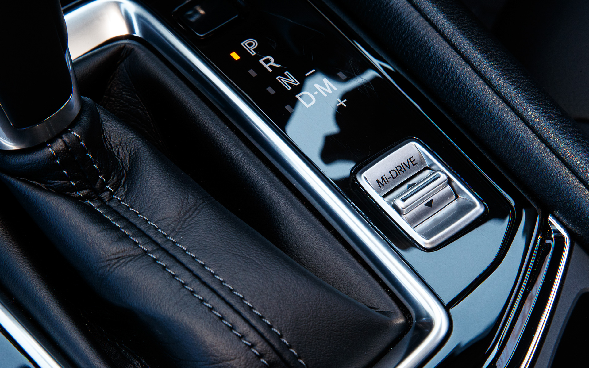 インテリアではフロントグリルのアクセントに使用したライムグリーンをシートステッチやパイピング、エアコンルーバーに採用。また、Mi-DRIVEにオフロード・モードを設定している