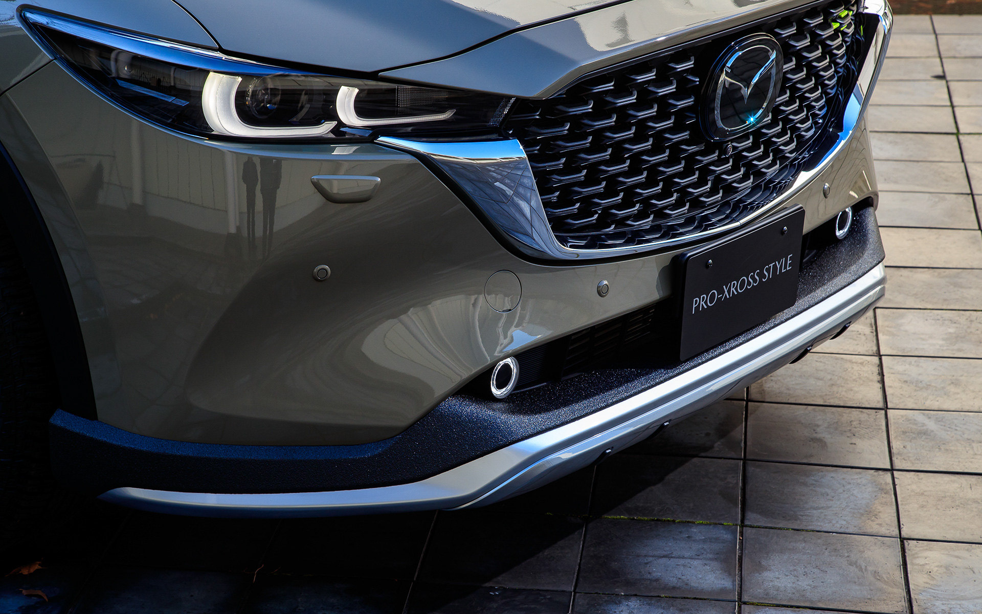 ジルコンサンドメタリックカラーのフィールドジャーニーはオプションパーツ装着車。ざらざらとした表面仕上げの前後バンパーをはじめルーフラック、横浜ゴムのオールテレーンタイヤ「GEOLANDAR A/T G015」などを装着してオフロードテイストを高めた仕様