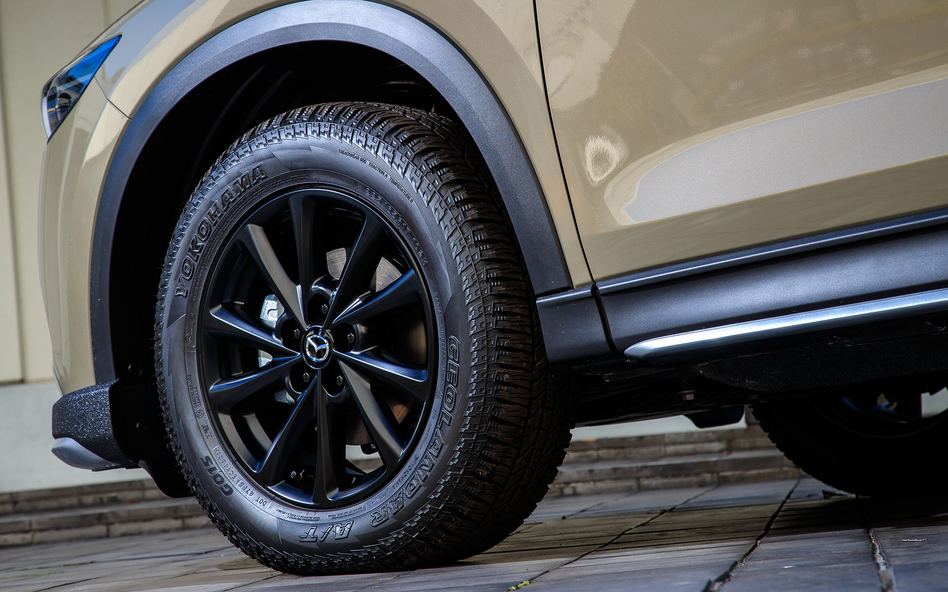 ジルコンサンドメタリックカラーのフィールドジャーニーはオプションパーツ装着車。ざらざらとした表面仕上げの前後バンパーをはじめルーフラック、横浜ゴムのオールテレーンタイヤ「GEOLANDAR A/T G015」などを装着してオフロードテイストを高めた仕様