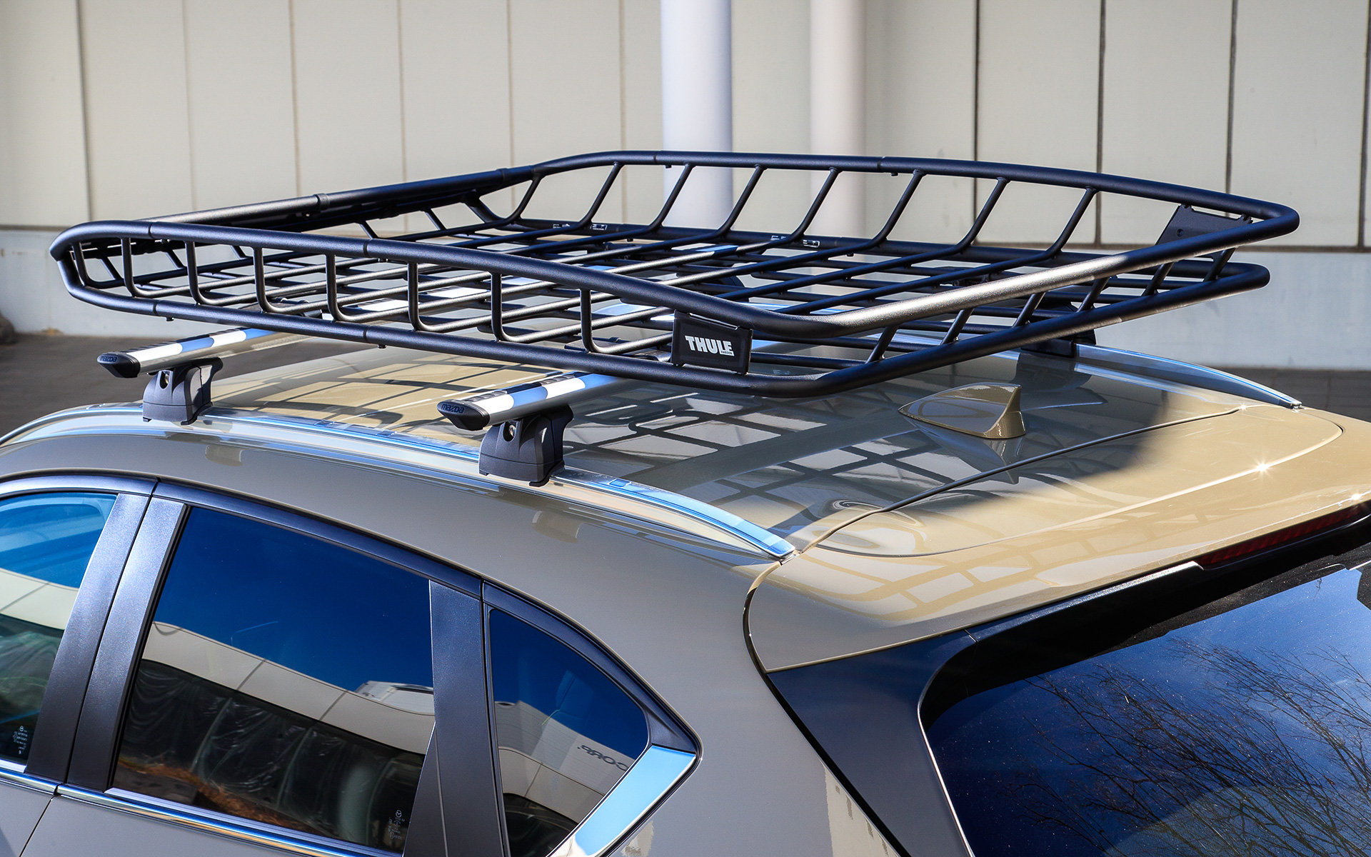 ジルコンサンドメタリックカラーのフィールドジャーニーはオプションパーツ装着車。ざらざらとした表面仕上げの前後バンパーをはじめルーフラック、横浜ゴムのオールテレーンタイヤ「GEOLANDAR A/T G015」などを装着してオフロードテイストを高めた仕様