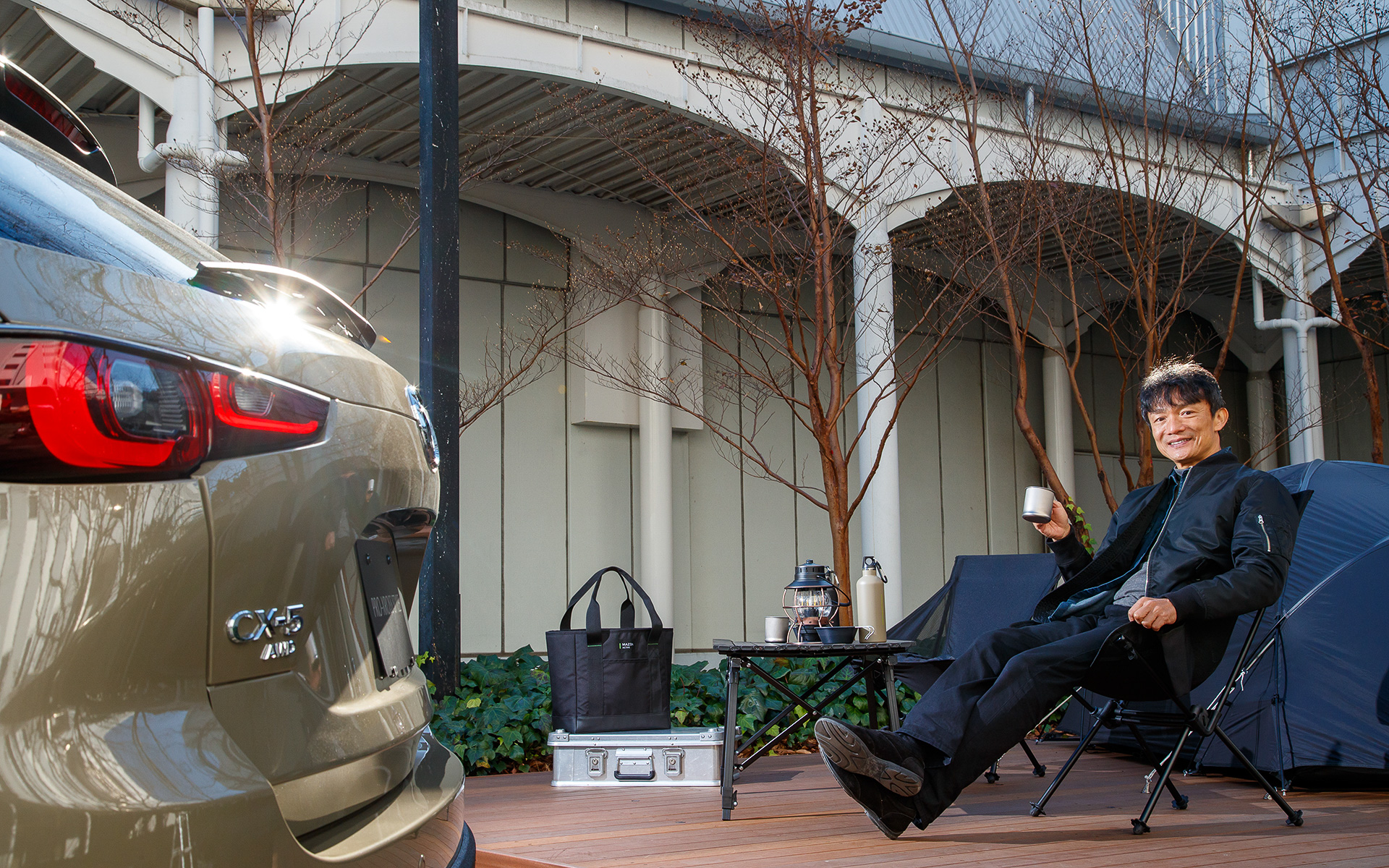 こちらは2022年2月にマツダ販売店、マツダコレクション（オンラインショップ）で販売を開始するフィールドジャーニーをフィーチャーしたグッズ類。フィールドジャーニーに採用された内外装のテーマカラーを随所に採用したのが特徴で、ジルコンサンドカラーを用いたビックシルエットのTシャツやライムグリーンのアクセントを配したステンレスボトル、オールチタン製の1層構造のカップなどアウトドアでもタウンユースでも使えるアイテムが揃えられている