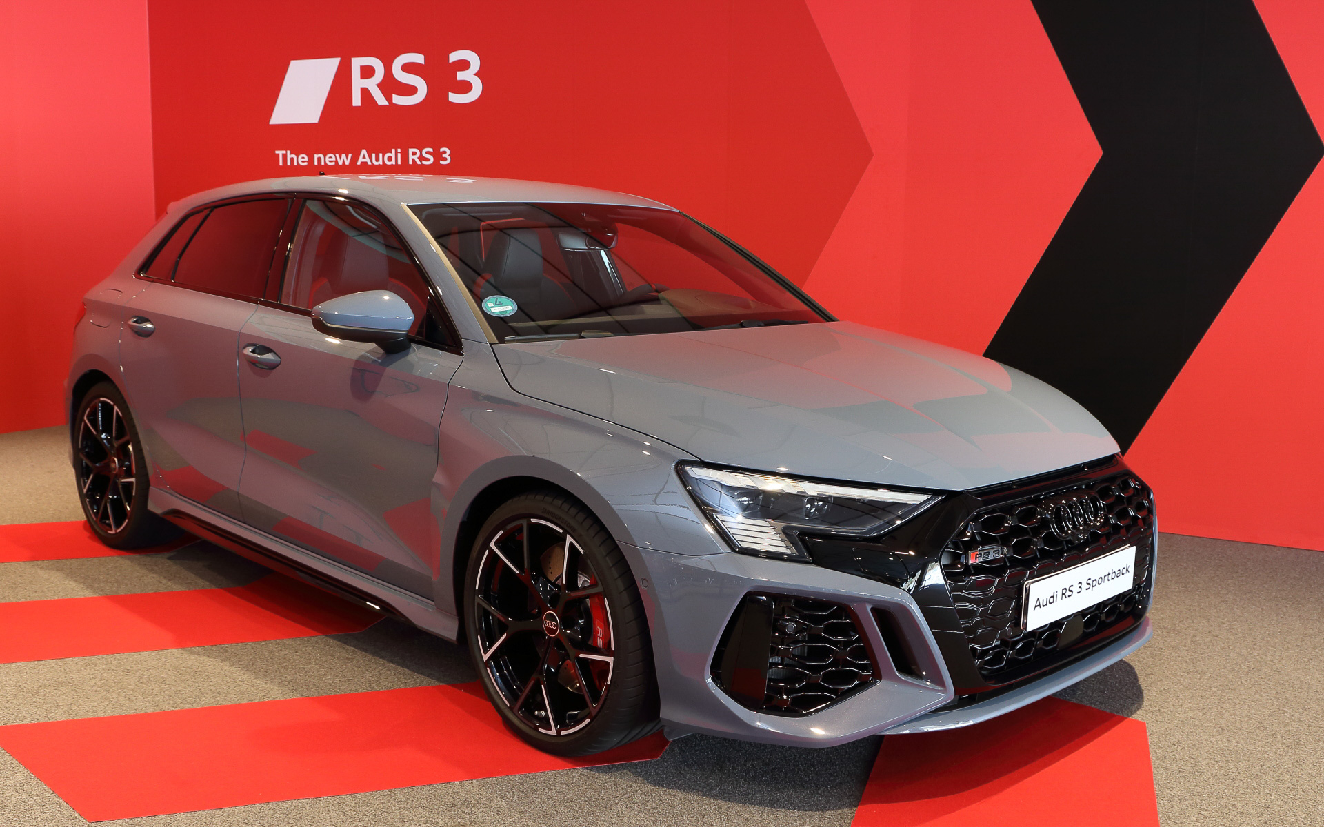 こちらは展示車の「RS 3 スポーツバック」(799万円)で、ボディサイズは4390×1850×1435mm(全長×全幅×全高)。RS 3のインテリアでは12.3インチディスプレイを備えたアウディ バーチャルコクピット プラスを標準装備するとともに、RS専用のシフトインジケーター(マニュアルモードで作動)はグリーン、イエロー、レッドと色を変えながらレーシングカーのように点滅して理想的なシフトアップタイミングをドライバーにアナウンスし、10.1インチタッチディスプレイにはクーラント温度、エンジン温度、トランスミッションオイル温度、Gメーターが表示される。また、RSモードボタンを配置した3スポークのRSスポーツマルチファンクション レザーステアリングをはじめ、カーボンアトラスのデコラティブパネルやRSロゴのエンボス加工が施されたRSスポーツシートなどを標準装備する