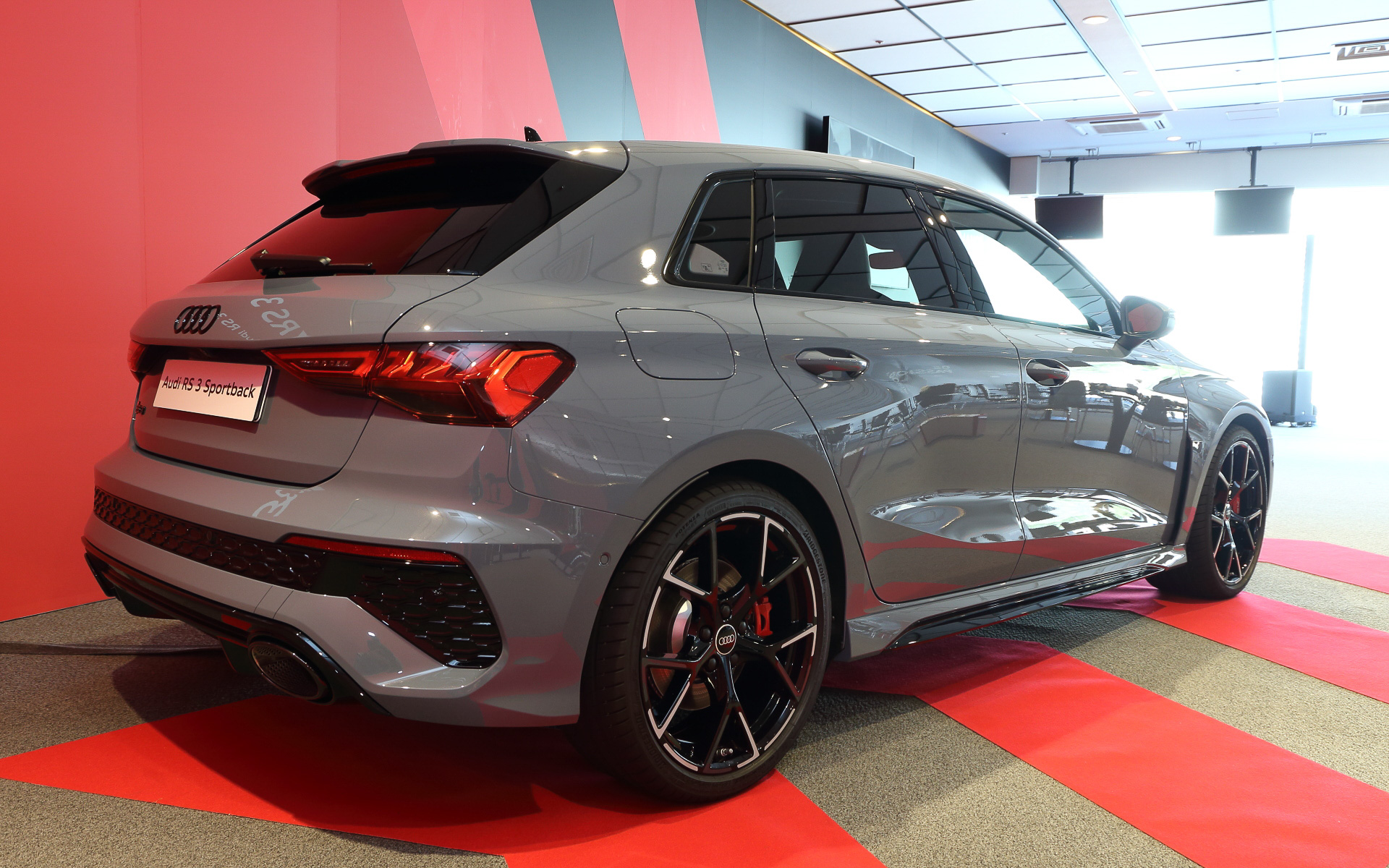 こちらは展示車の「RS 3 スポーツバック」(799万円)で、ボディサイズは4390×1850×1435mm(全長×全幅×全高)。RS 3のインテリアでは12.3インチディスプレイを備えたアウディ バーチャルコクピット プラスを標準装備するとともに、RS専用のシフトインジケーター(マニュアルモードで作動)はグリーン、イエロー、レッドと色を変えながらレーシングカーのように点滅して理想的なシフトアップタイミングをドライバーにアナウンスし、10.1インチタッチディスプレイにはクーラント温度、エンジン温度、トランスミッションオイル温度、Gメーターが表示される。また、RSモードボタンを配置した3スポークのRSスポーツマルチファンクション レザーステアリングをはじめ、カーボンアトラスのデコラティブパネルやRSロゴのエンボス加工が施されたRSスポーツシートなどを標準装備する
