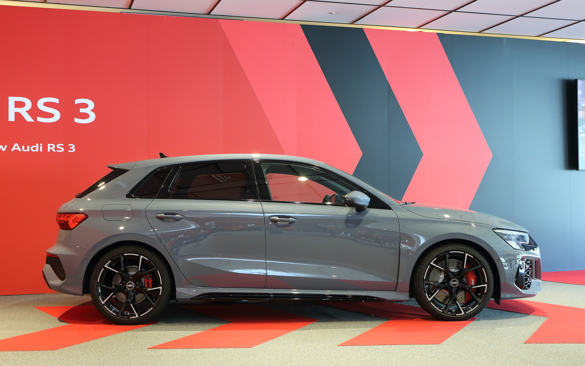 こちらは展示車の「RS 3 スポーツバック」(799万円)で、ボディサイズは4390×1850×1435mm(全長×全幅×全高)。RS 3のインテリアでは12.3インチディスプレイを備えたアウディ バーチャルコクピット プラスを標準装備するとともに、RS専用のシフトインジケーター(マニュアルモードで作動)はグリーン、イエロー、レッドと色を変えながらレーシングカーのように点滅して理想的なシフトアップタイミングをドライバーにアナウンスし、10.1インチタッチディスプレイにはクーラント温度、エンジン温度、トランスミッションオイル温度、Gメーターが表示される。また、RSモードボタンを配置した3スポークのRSスポーツマルチファンクション レザーステアリングをはじめ、カーボンアトラスのデコラティブパネルやRSロゴのエンボス加工が施されたRSスポーツシートなどを標準装備する