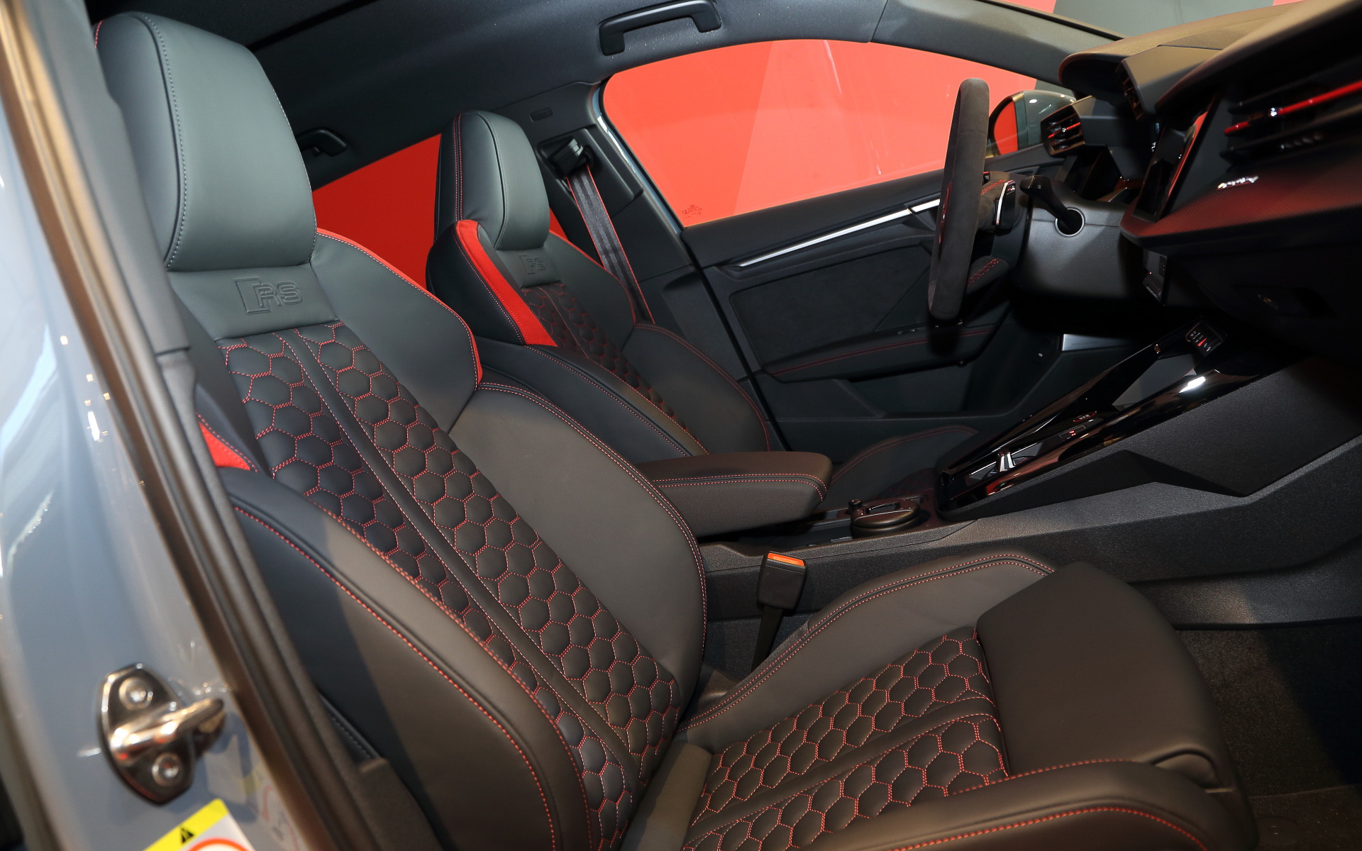 こちらは展示車の「RS 3 スポーツバック」(799万円)で、ボディサイズは4390×1850×1435mm(全長×全幅×全高)。RS 3のインテリアでは12.3インチディスプレイを備えたアウディ バーチャルコクピット プラスを標準装備するとともに、RS専用のシフトインジケーター(マニュアルモードで作動)はグリーン、イエロー、レッドと色を変えながらレーシングカーのように点滅して理想的なシフトアップタイミングをドライバーにアナウンスし、10.1インチタッチディスプレイにはクーラント温度、エンジン温度、トランスミッションオイル温度、Gメーターが表示される。また、RSモードボタンを配置した3スポークのRSスポーツマルチファンクション レザーステアリングをはじめ、カーボンアトラスのデコラティブパネルやRSロゴのエンボス加工が施されたRSスポーツシートなどを標準装備する