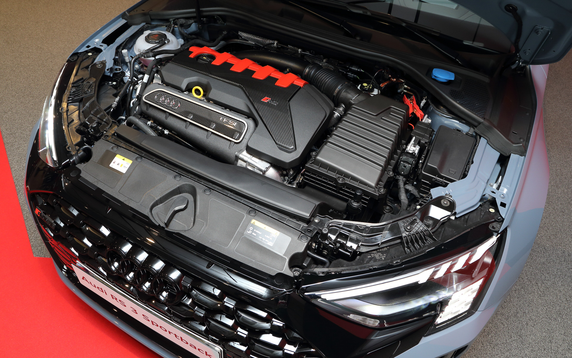 新型RS 3が搭載する直列5気筒DOHC 2.5リッター直噴ターボエンジンは最高出力294kW（400PS）/5600-7000rpm、最大トルク500Nm（51.0kgfm）/2250-5600rpmを発生