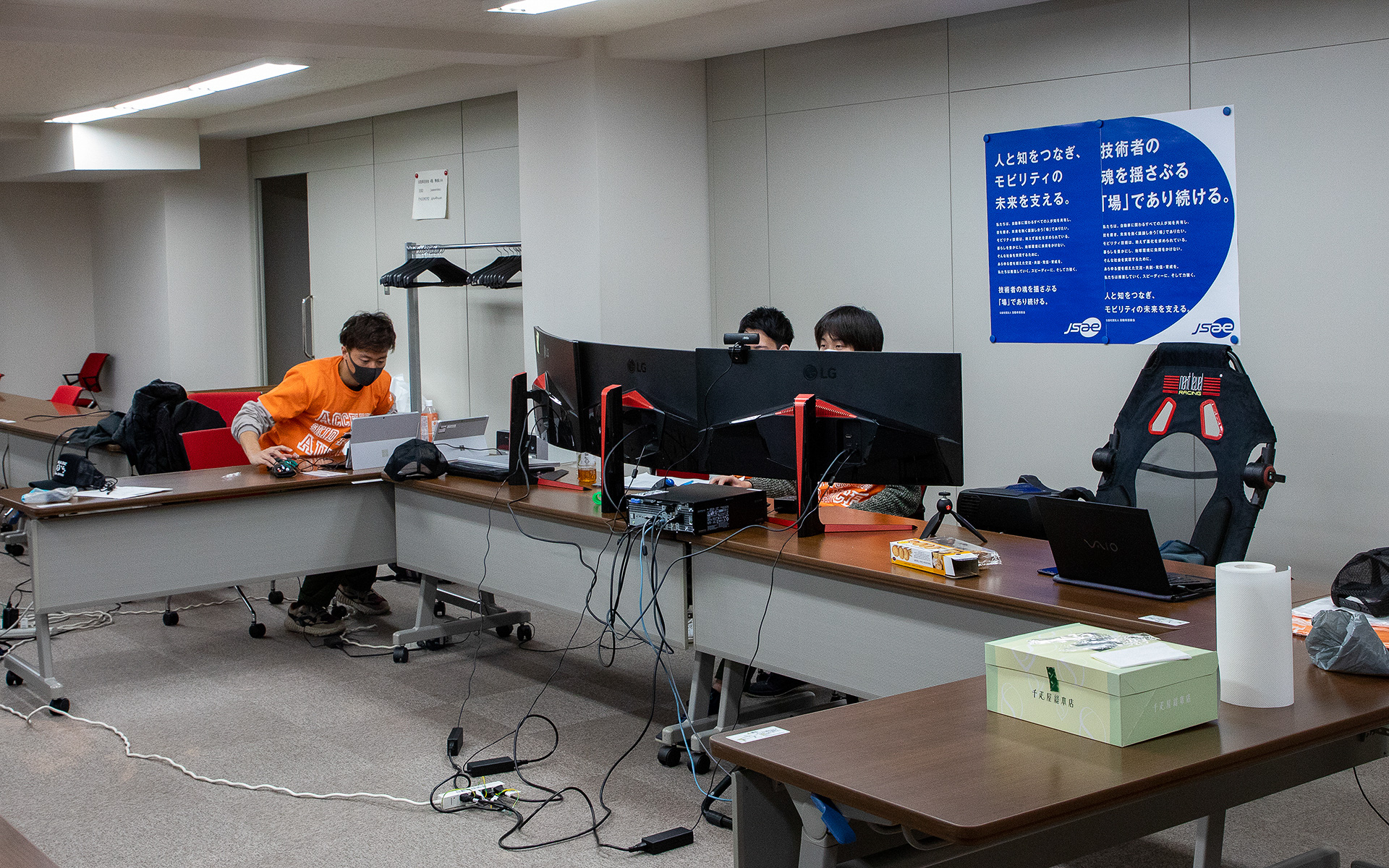 セミナーは自動車技術会の会議室を使用。ここに機材をセットして日本全国の受講者に講義を行なった