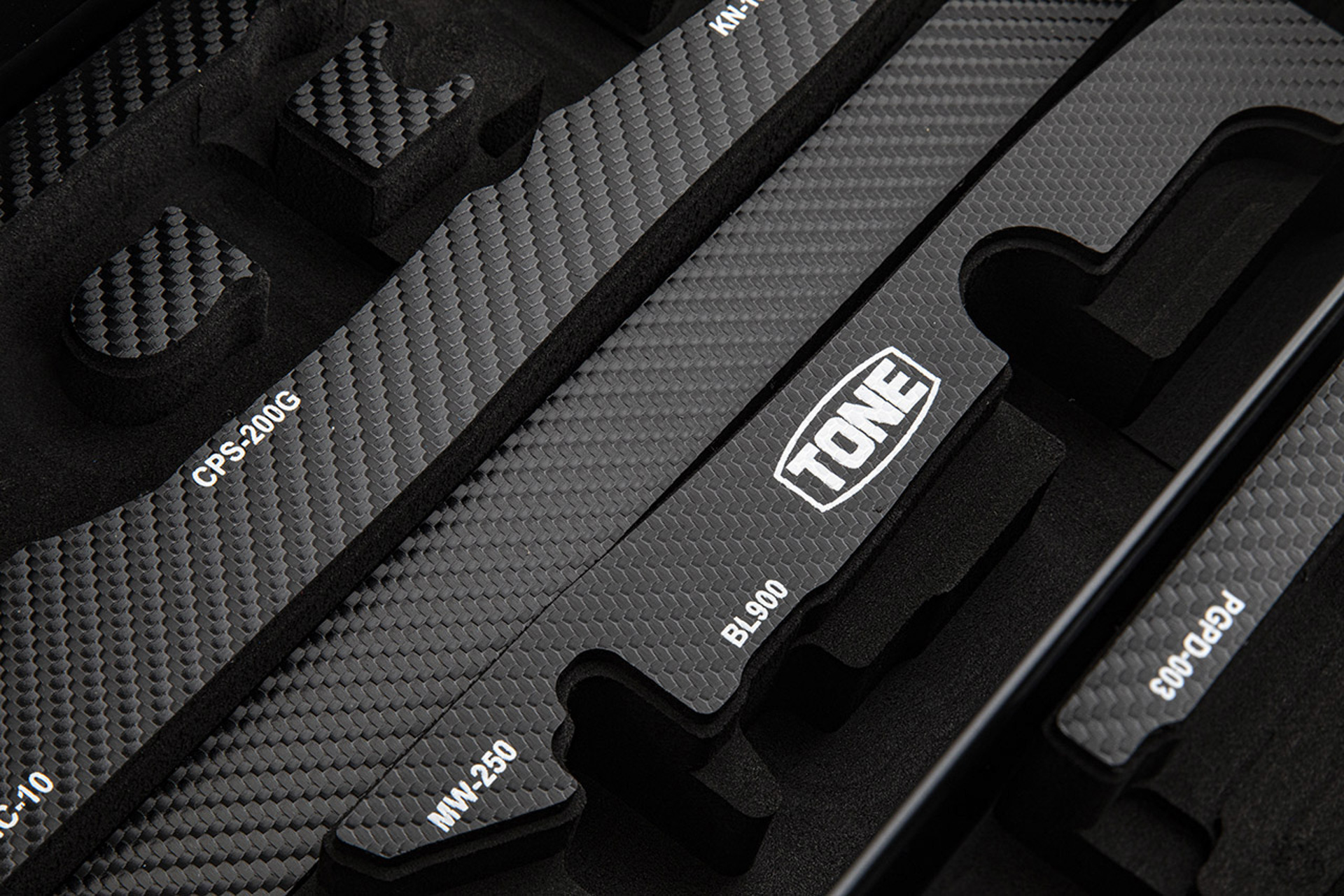 ツールケースはカーボン調トレーが採用され、製品サイズや製品番号が表示される