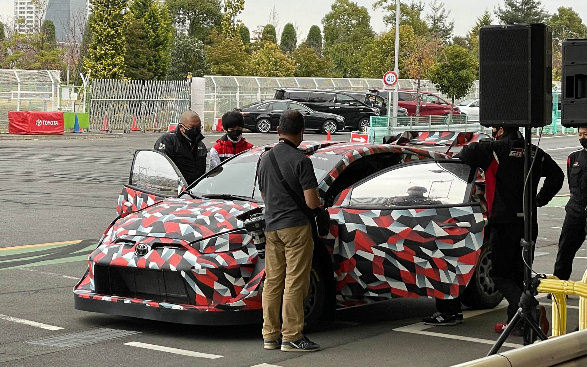 ヤリス・ラリー1。TGRの多くのスタッフのサポートの中で走り出す準備。出走前まで点検に余念がなかった