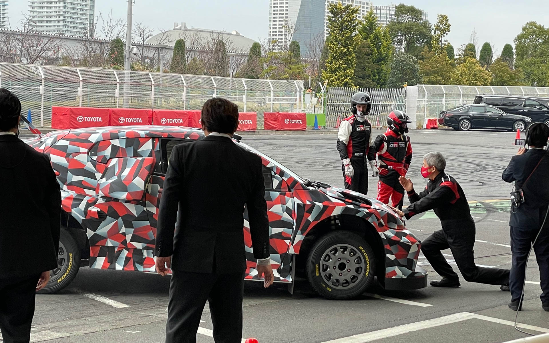 ラトバラ代表とモリゾウさんが見守る中で、GRヤリスの齋藤さんもラリー1を誘導する