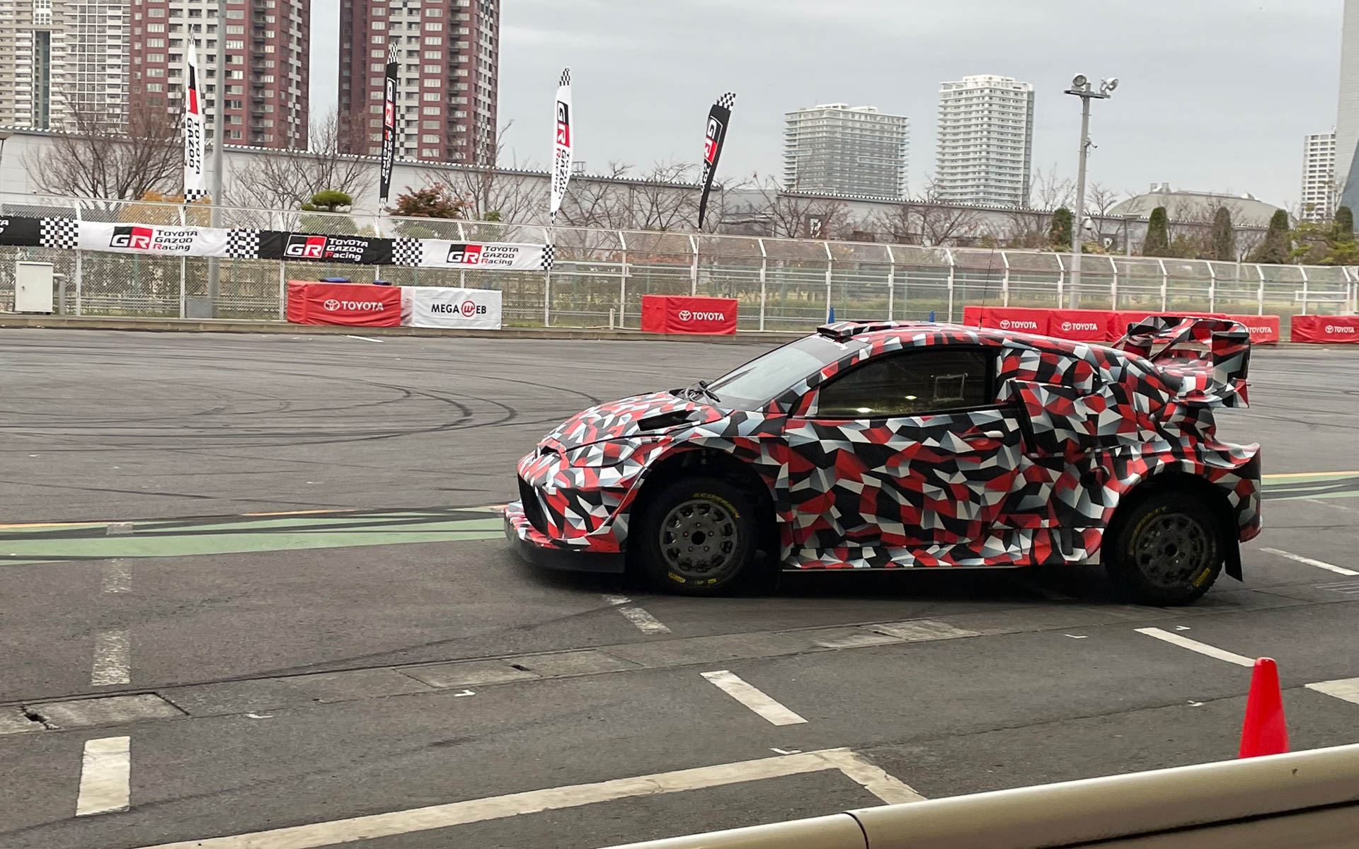 動き出せばアッと言う間に速度に乗って視界から消えた。シーケンシャル5速に1.6リッター4気筒ターボ、100kWのハイブリッドユニットを搭載する。エクストラパワーをどこで使うか、エネルギーをどこで回生させるかはチームの戦略となる