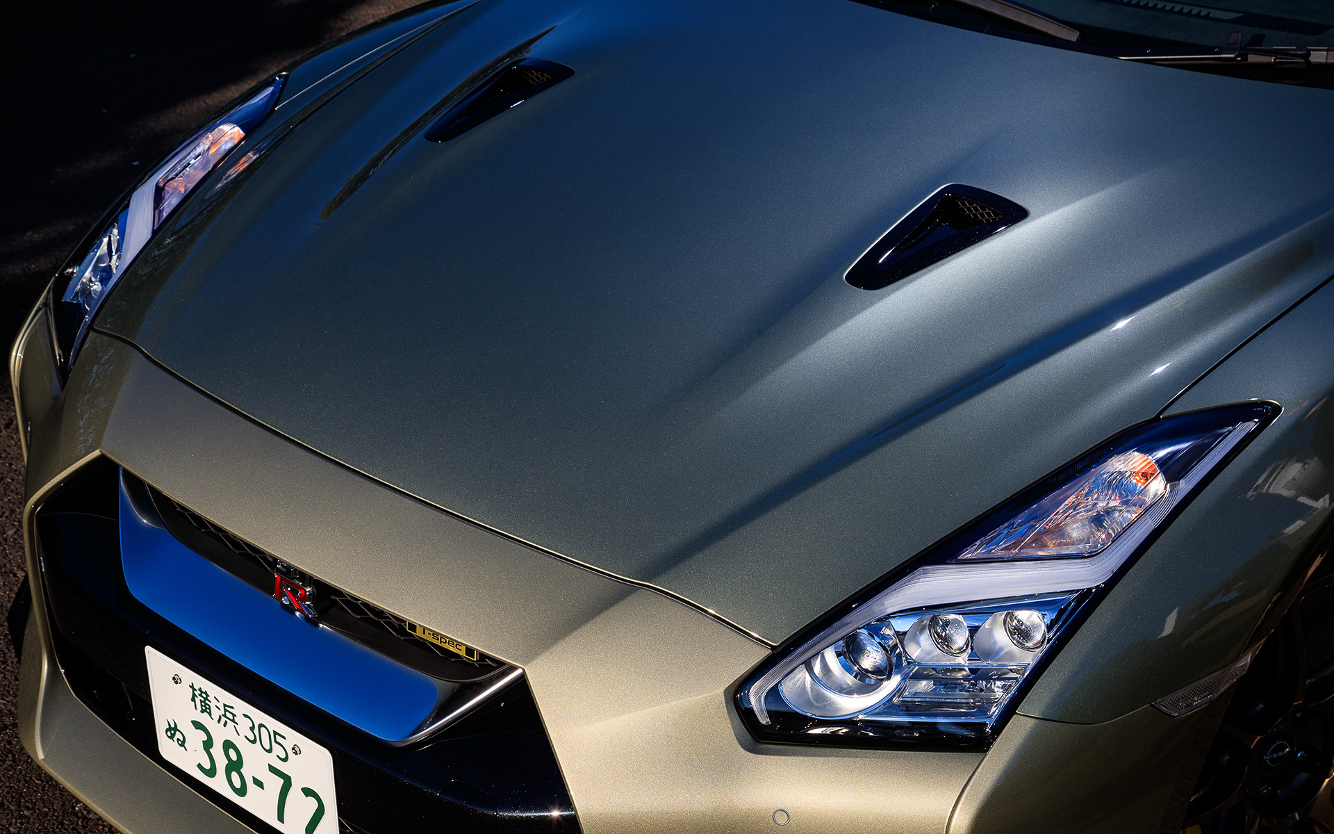 T-specでは専用カーボンセラミックブレーキ、カーボン製リアスポイラー、専用エンジンカバー、専用バッヂ（フロント・リア）を特別装備するとともに、Premium edition T-specでは専用レイズ製アルミ鍛造ホイール（ブロンズ）を採用してバネ下質量が軽量化したことを生かしサスペンションを専用にセッティングした。これにより、ホイールリム幅拡大によるタイヤの高剛性化と相まって、軽快でスムーズなハンドリングを実現したという