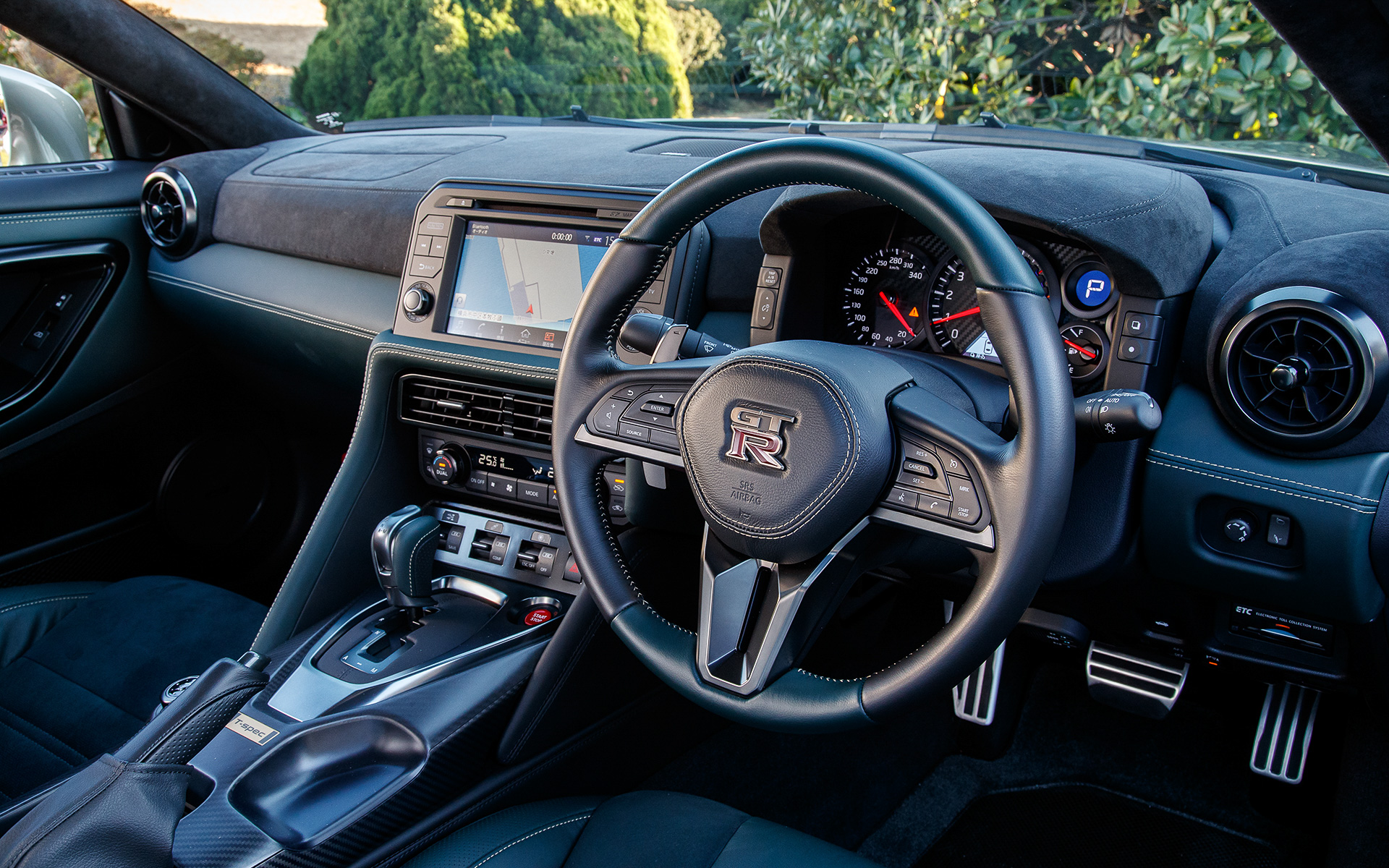 内装ではPremium edition T-spec専用色を用い、シフトまわりに「T-spec」のバッヂがレイアウトされた