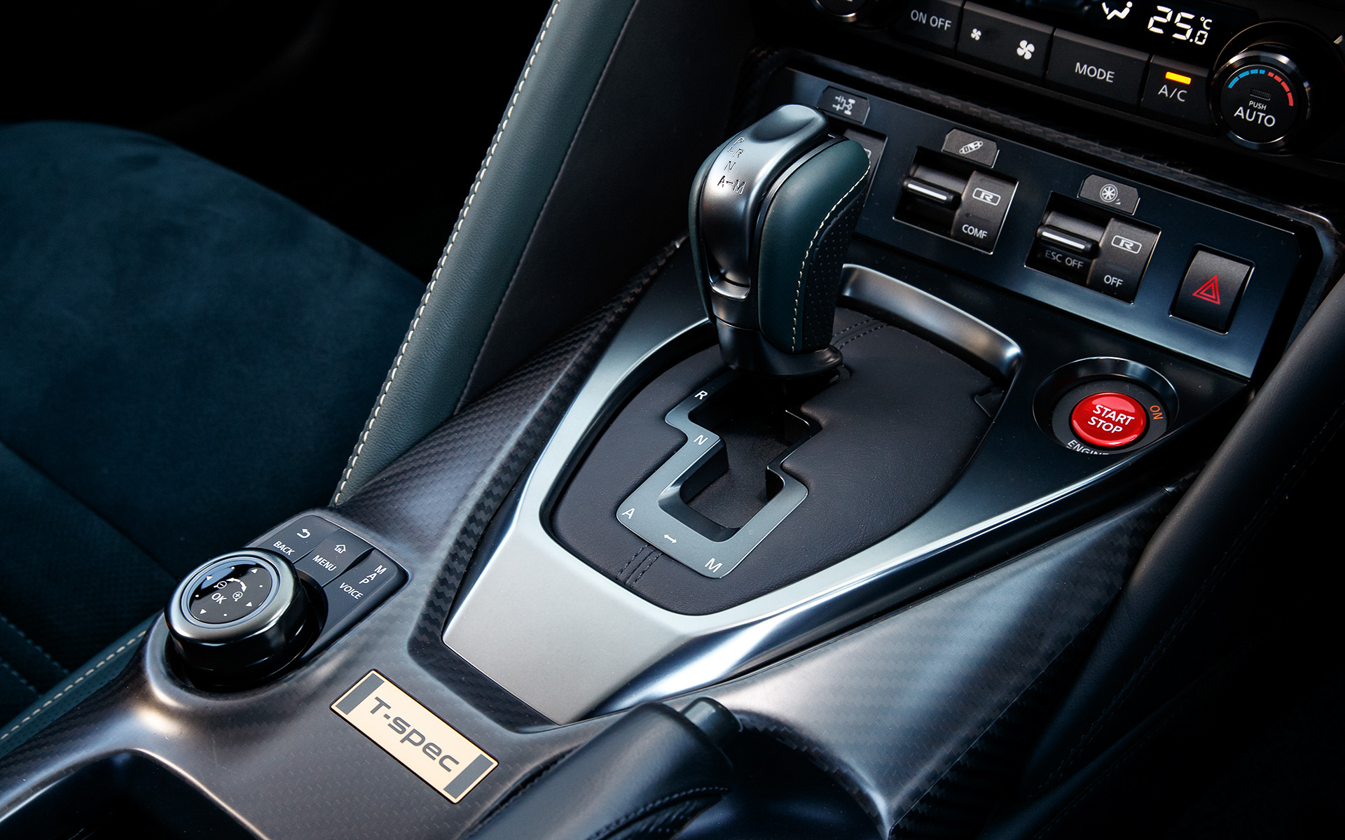 内装ではPremium edition T-spec専用色を用い、シフトまわりに「T-spec」のバッヂがレイアウトされた
