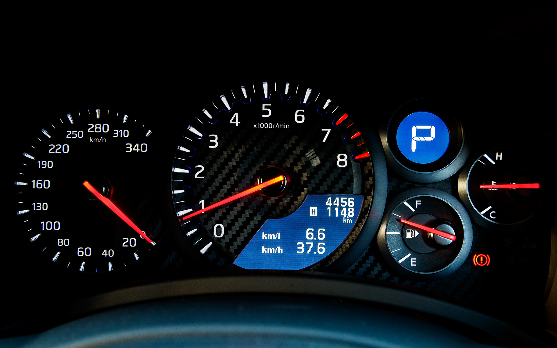 内装ではPremium edition T-spec専用色を用い、シフトまわりに「T-spec」のバッヂがレイアウトされた