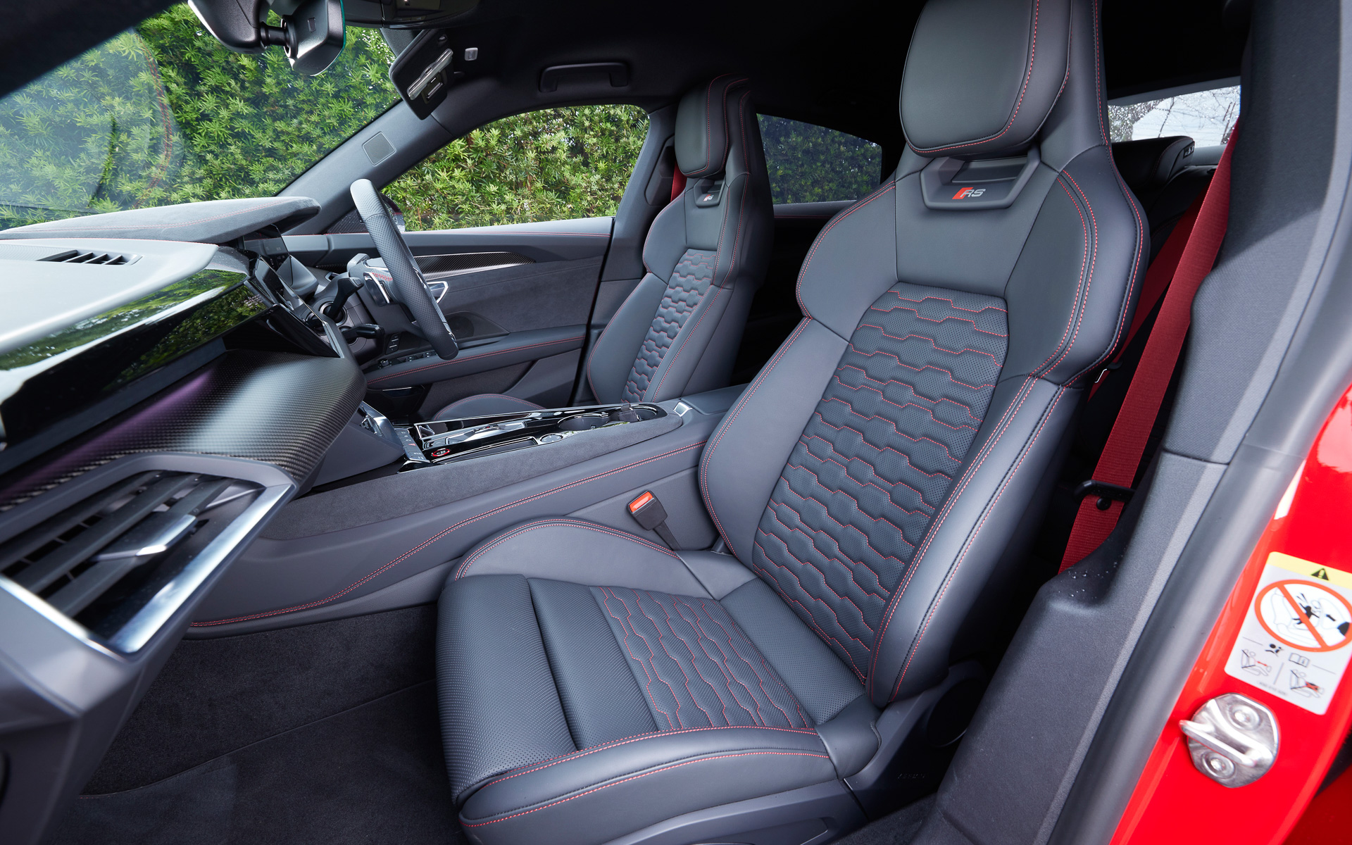 今回富士スピードウェイで試乗したのは、アウディの新型BEV（電気自動車）「e-tron GT」の高性能バージョンである「RS e-tron GT」（1799万円）。RS e-tron GTは最高出力475kW、最大トルク830Nmを発生し、0-100km/h加速は3.3秒