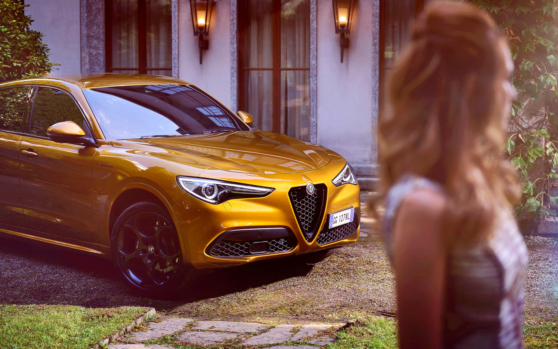 ステルヴィオ GTジュニア。両モデルとも限定車専用のボディカラー「リーパリーオーカー」を採用