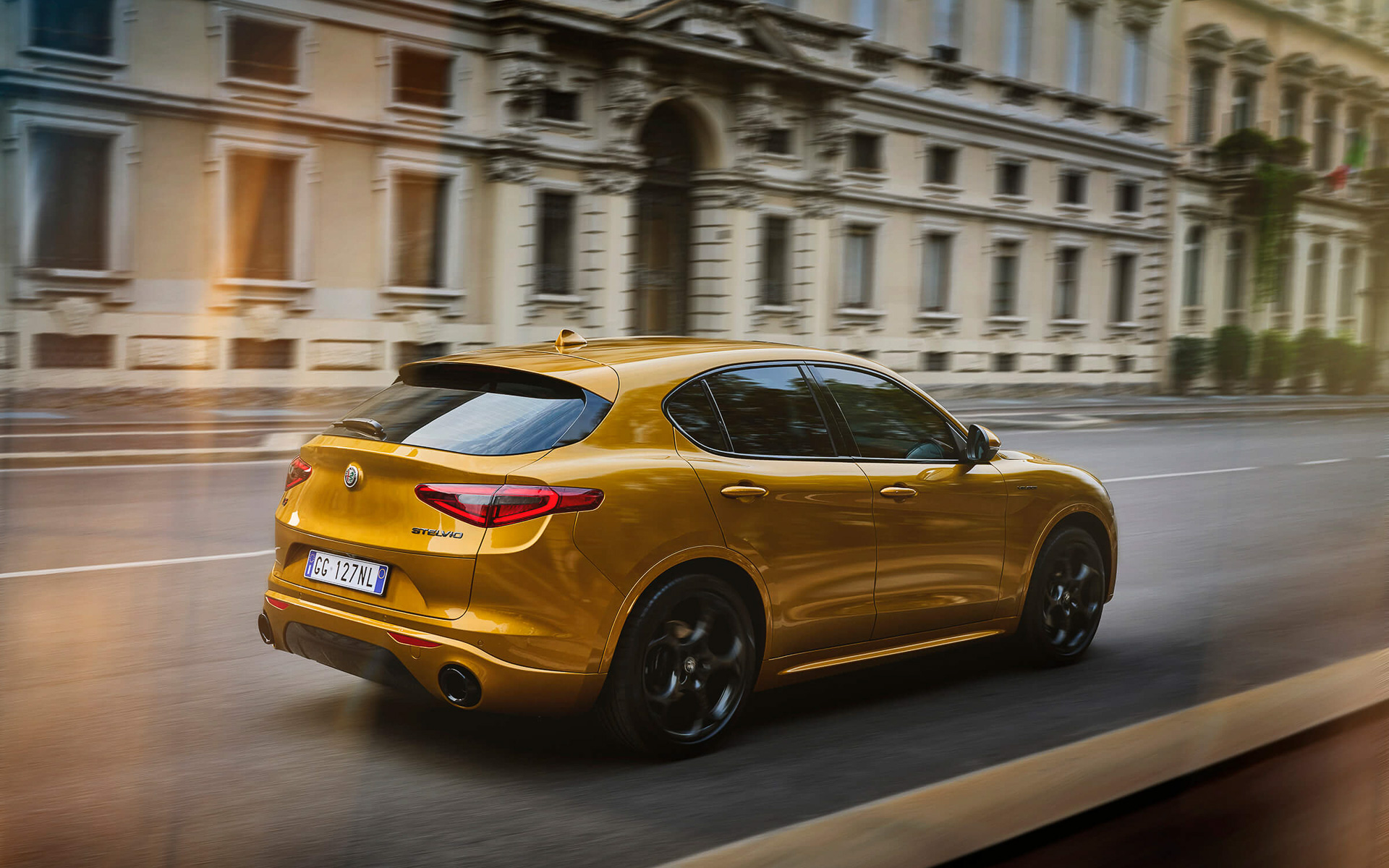 ステルヴィオ GTジュニア。両モデルとも限定車専用のボディカラー「リーパリーオーカー」を採用