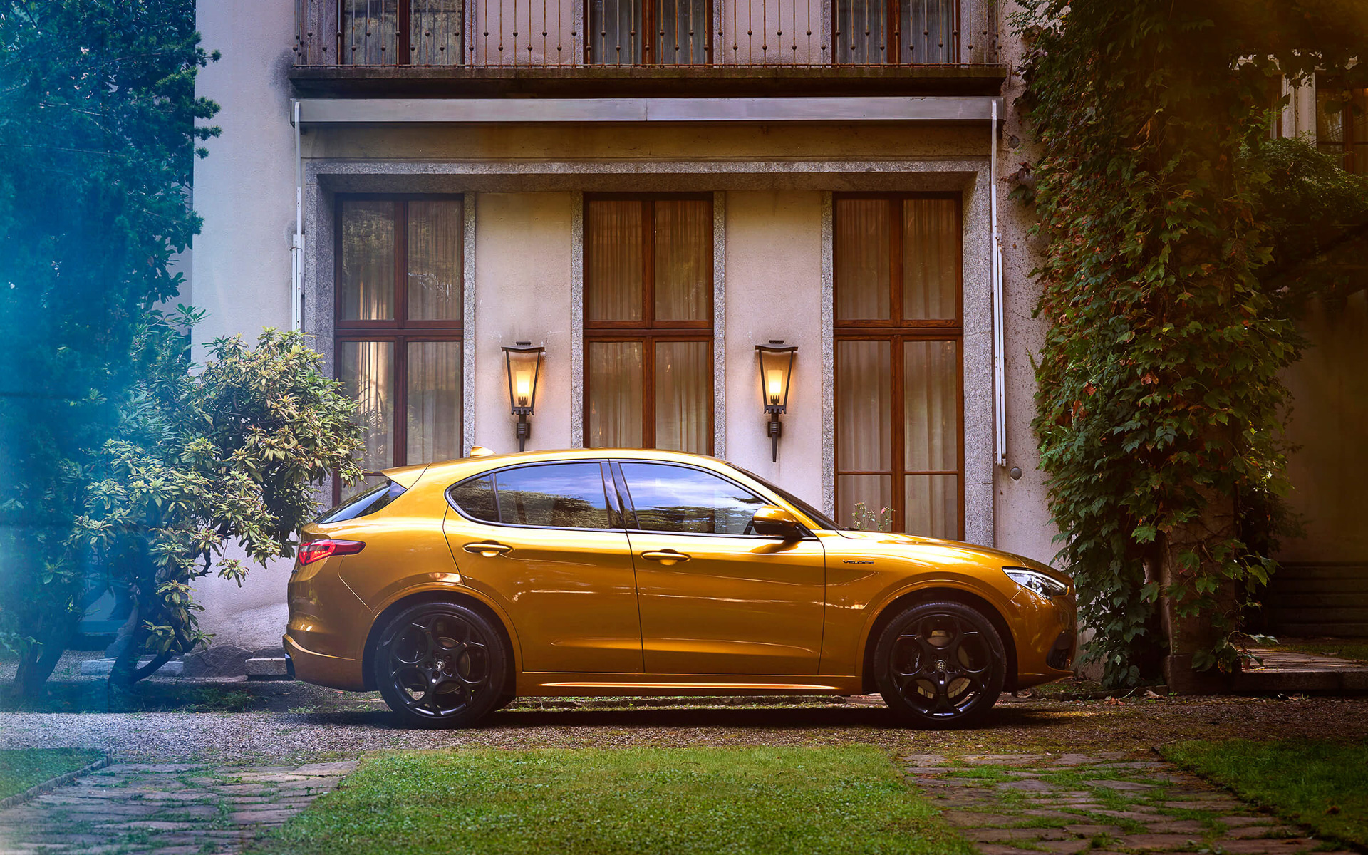 ステルヴィオ GTジュニア。両モデルとも限定車専用のボディカラー「リーパリーオーカー」を採用