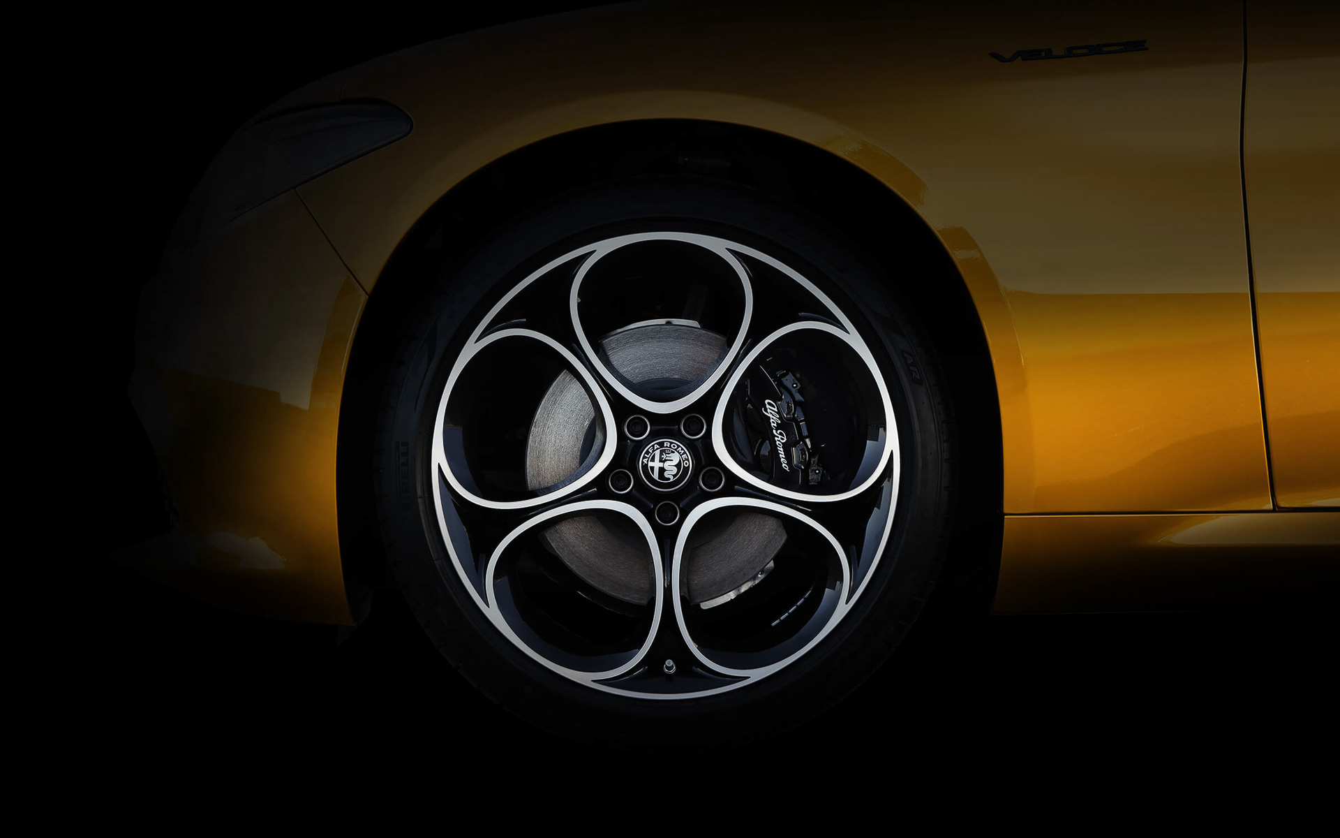 ジュリアでは19インチ、ステルヴィオでは21インチとなる新5ホールデザインアルミホイールを装着し、ブラック仕上げのブレーキキャリパーをセット。フロントグリルやミラーハウジング、エキゾーストパイプもブラック仕上げとなっている