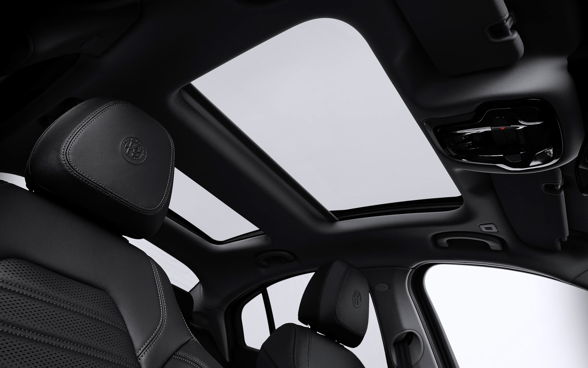 インテリアではダブルサンルーフやシートヒーターが前席に加えて後席にも特別装備されたほか、「ヴェローチェ」に準じたスポーツレザーステアリング（ステアリングヒーター付）やブラックスポーツレザーシートが与えられる