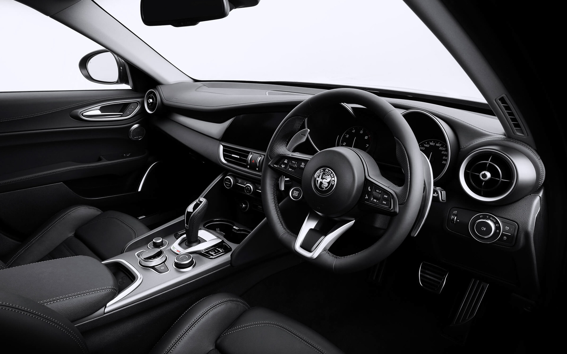 インテリアではダブルサンルーフやシートヒーターが前席に加えて後席にも特別装備されたほか、「ヴェローチェ」に準じたスポーツレザーステアリング（ステアリングヒーター付）やブラックスポーツレザーシートが与えられる