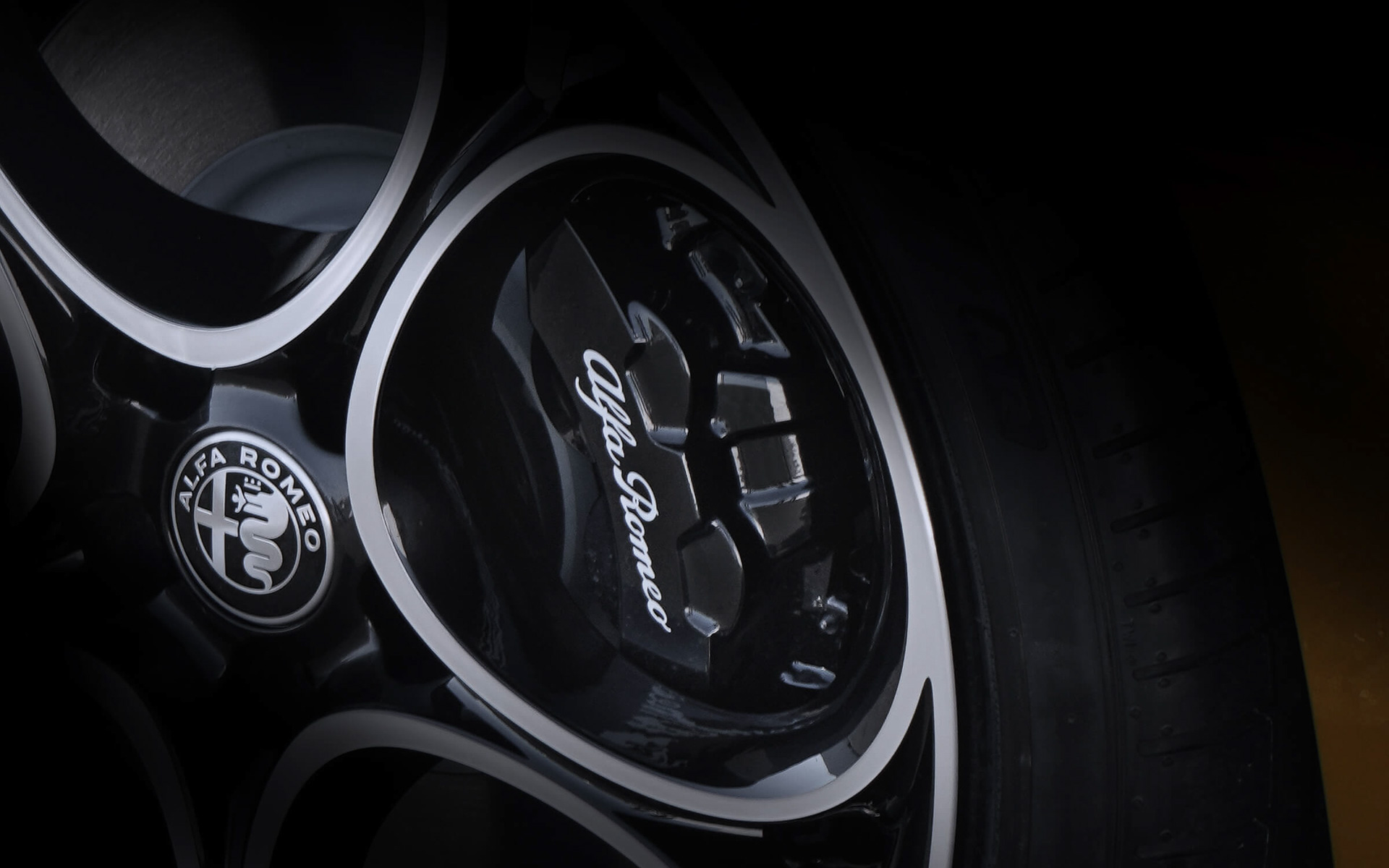 ジュリアでは19インチ、ステルヴィオでは21インチとなる新5ホールデザインアルミホイールを装着し、ブラック仕上げのブレーキキャリパーをセット。フロントグリルやミラーハウジング、エキゾーストパイプもブラック仕上げとなっている