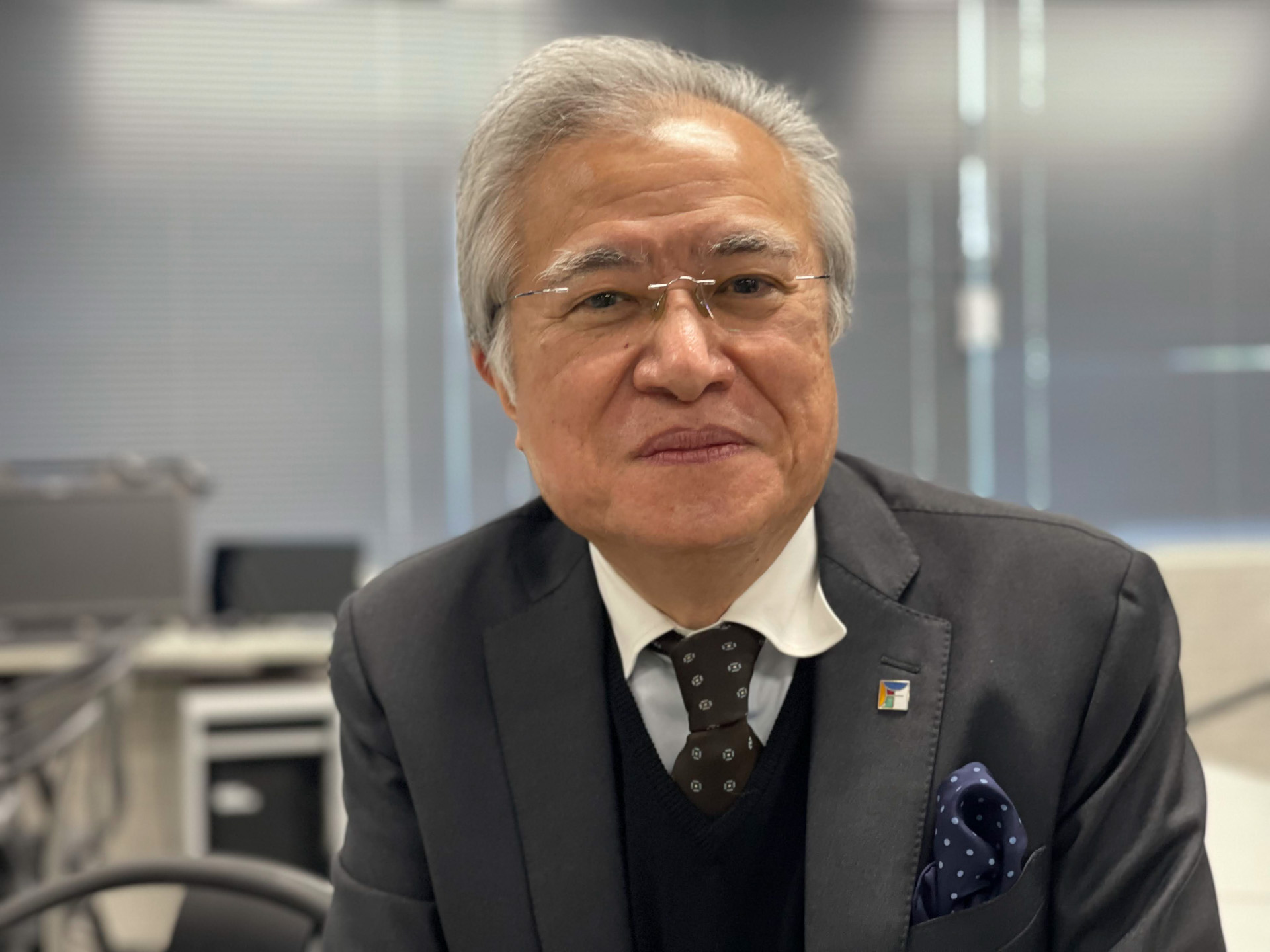 バリアフリー・ナビプロジェクトの技術的顧問を務める、東洋大学情報連携学部（INIAD）学部長で東京大学名誉教授でもある坂村健先生。坂村健先生が1984年に開発した日本発の組み込み型OS「TRON」。その用途は多岐にわたり、GoProなどのなじみ深い小型家電から、小惑星探査機はやぶさ2までに組みこまれている。現在、コンピュータOSとしては世界シェアの約6割を占めるといわれている。