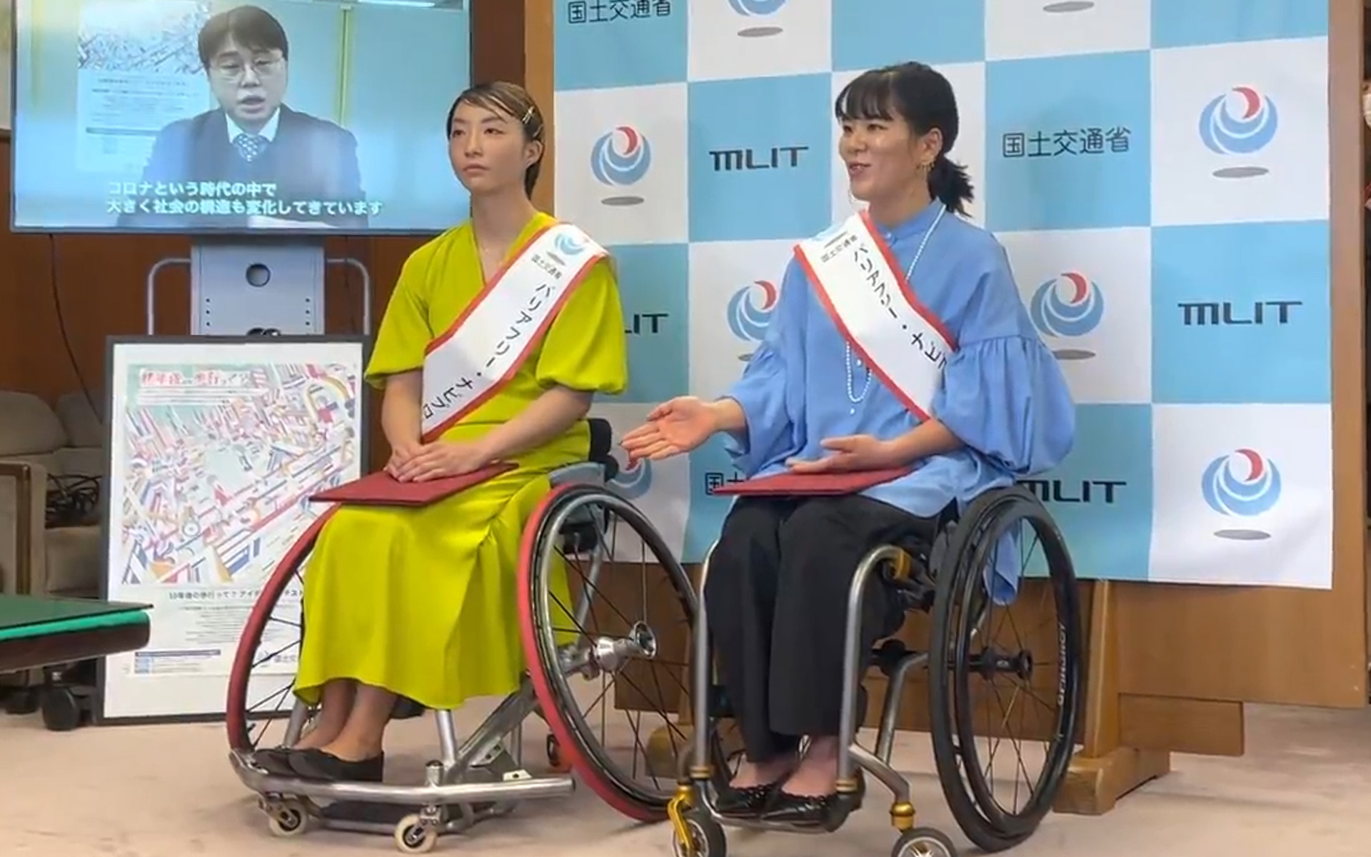 自身の体験を交えアンバサダーに就任した意気込みを語る、車いすバスケットボールの網本麻里選手（左）と、東京パラリンピックパラカヌー（KL1）7位入賞の瀬立モニカ選手（右）