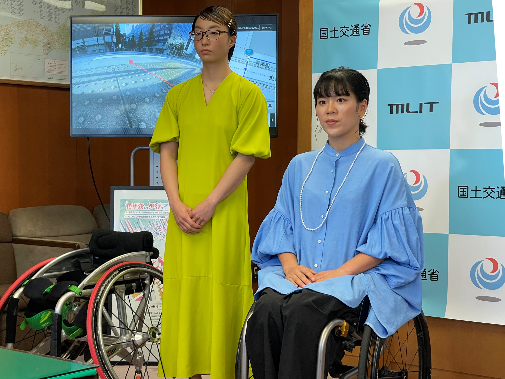 車いすバスケットボールの網本麻里選手（左）は少し立って歩けることができるとのことで、車いすユーザーと一般の歩行者双方の視点からもコメント。瀬立モニカ選手（右）は車いすユーザーだけが使いやすい街づくりではなく、より多くの人々が使いやすい街をつくることが、今後目指すべき多様性社会だとコメント。