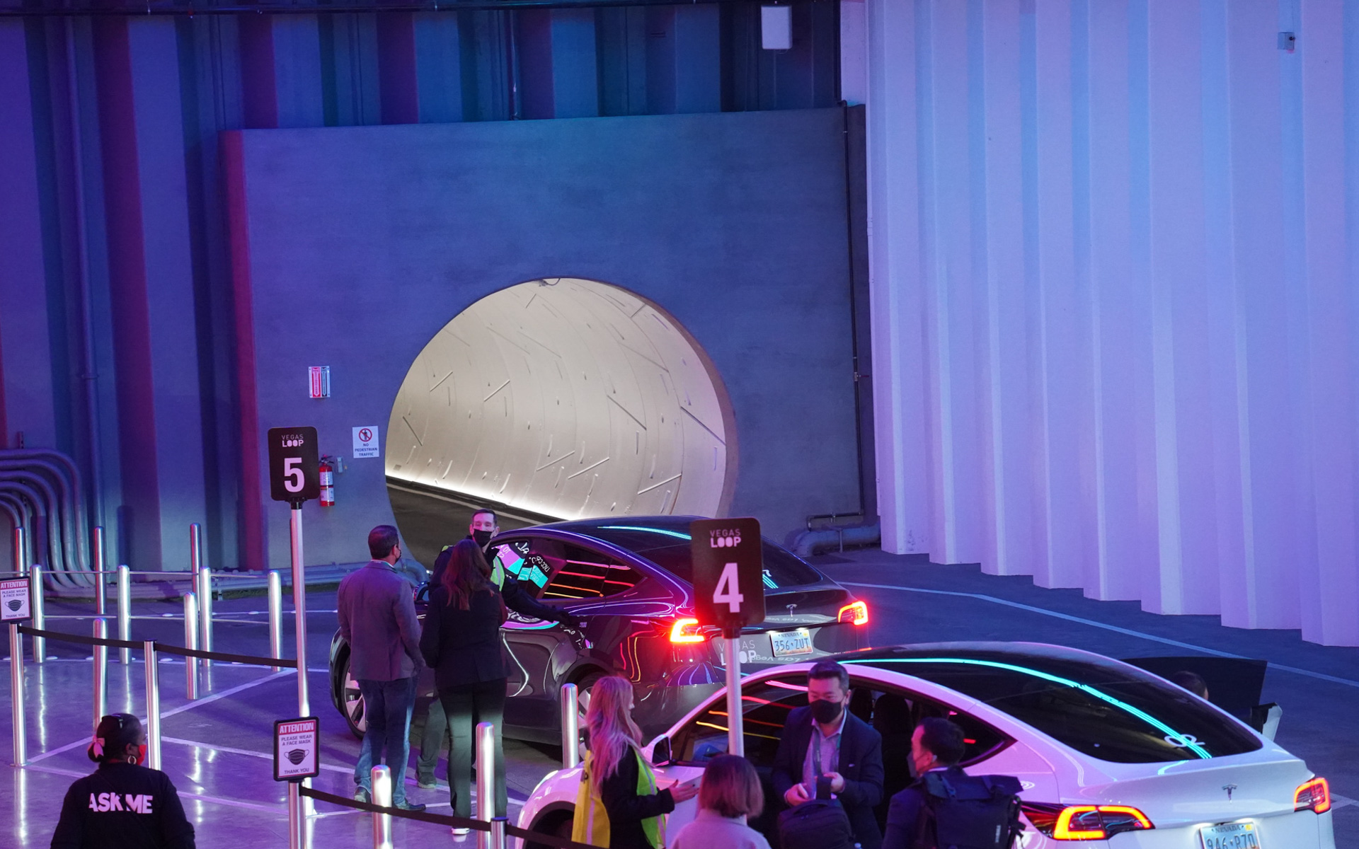 トンネルの入り口。乗客がのった車両は次々とこのトンネルに吸い込まれていく