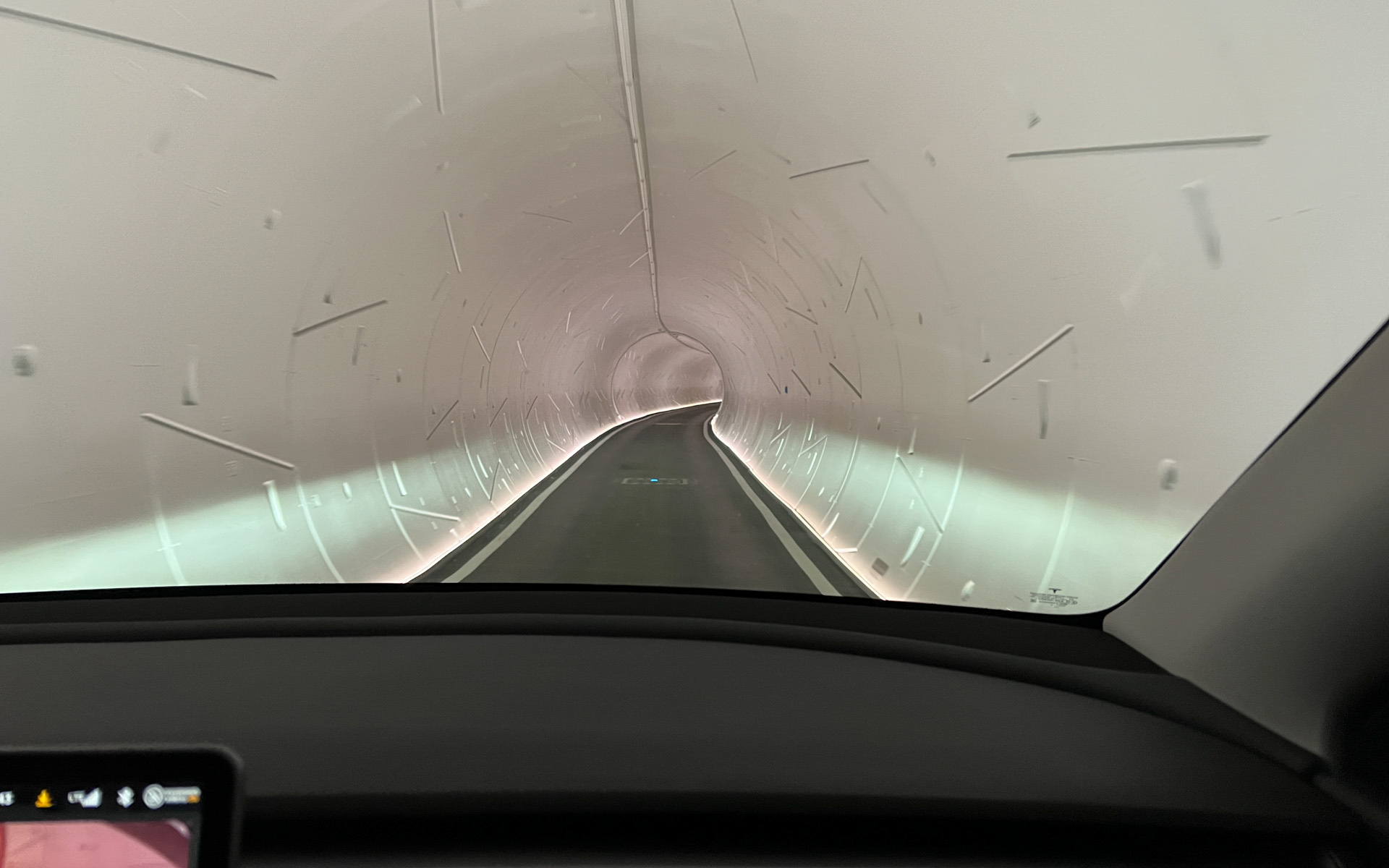 目的地の西館駅は地上にあるので、クルマはトンネルから出て到着する