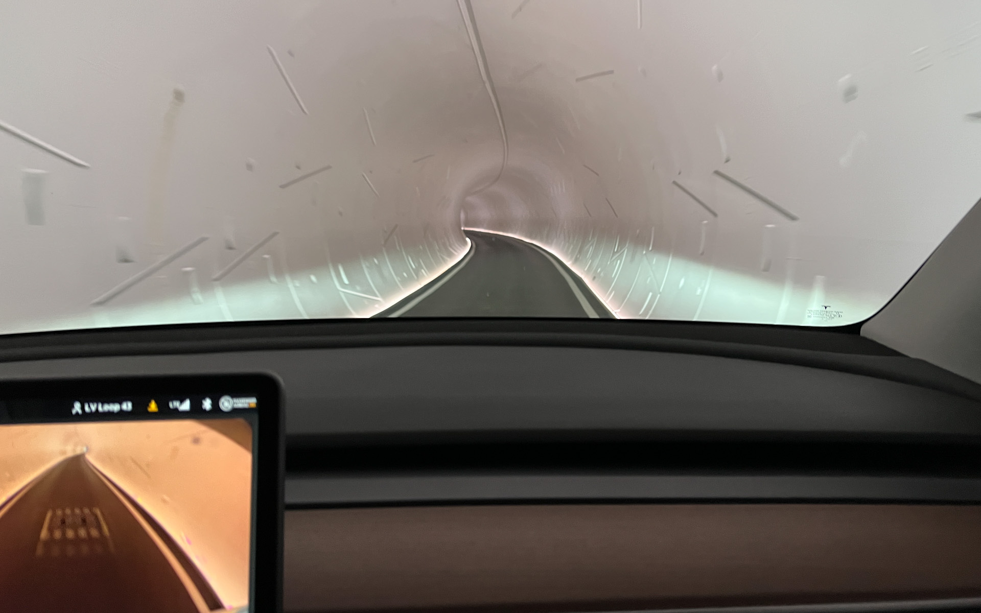 目的地の西館駅は地上にあるので、クルマはトンネルから出て到着する