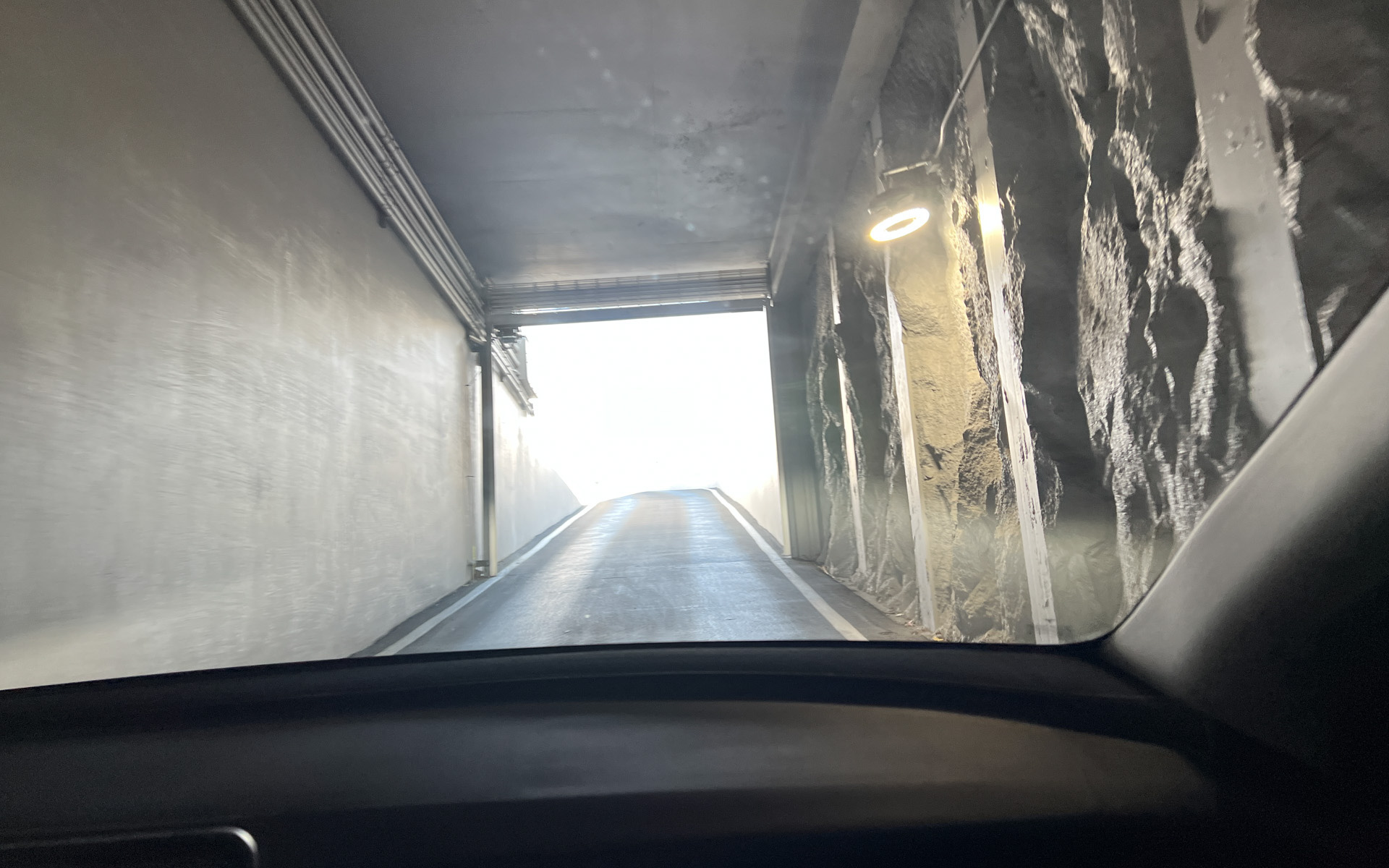 目的地の西館駅は地上にあるので、クルマはトンネルから出て到着する