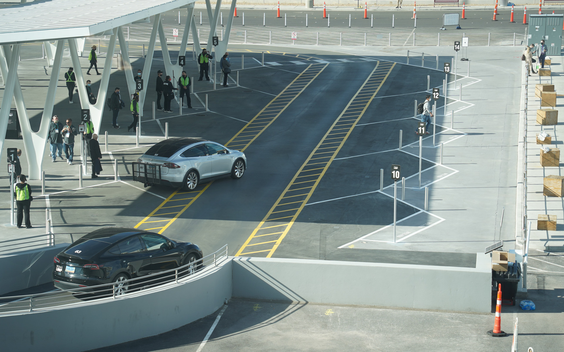 西館駅は地上にある