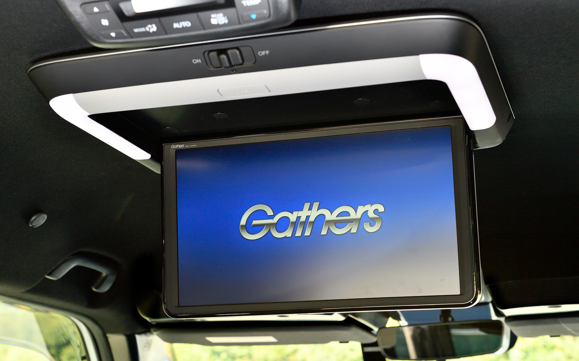 天井に装着する15.6インチの新型「リア席モニター」