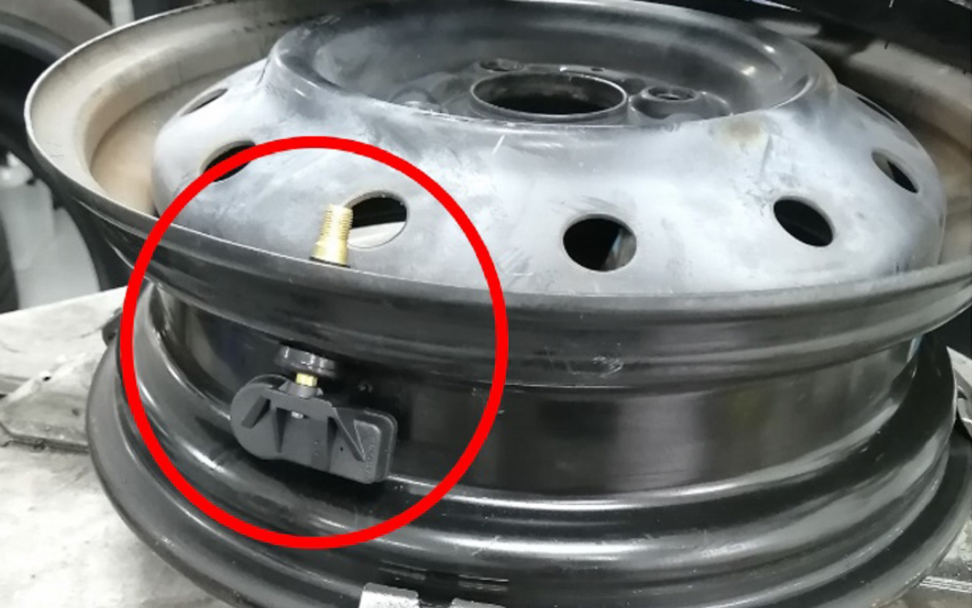 装着は専門知識が必要となるので、最寄りのカーショップなどで行なう必要がある