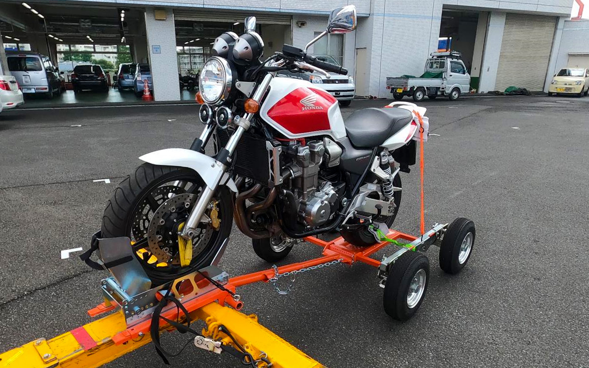 アタッチメントを使用して二輪車をけん引する様子