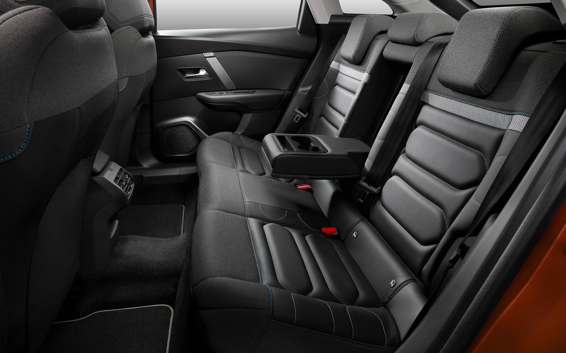 シートにはアドバンストコンフォートシートを全車に採用