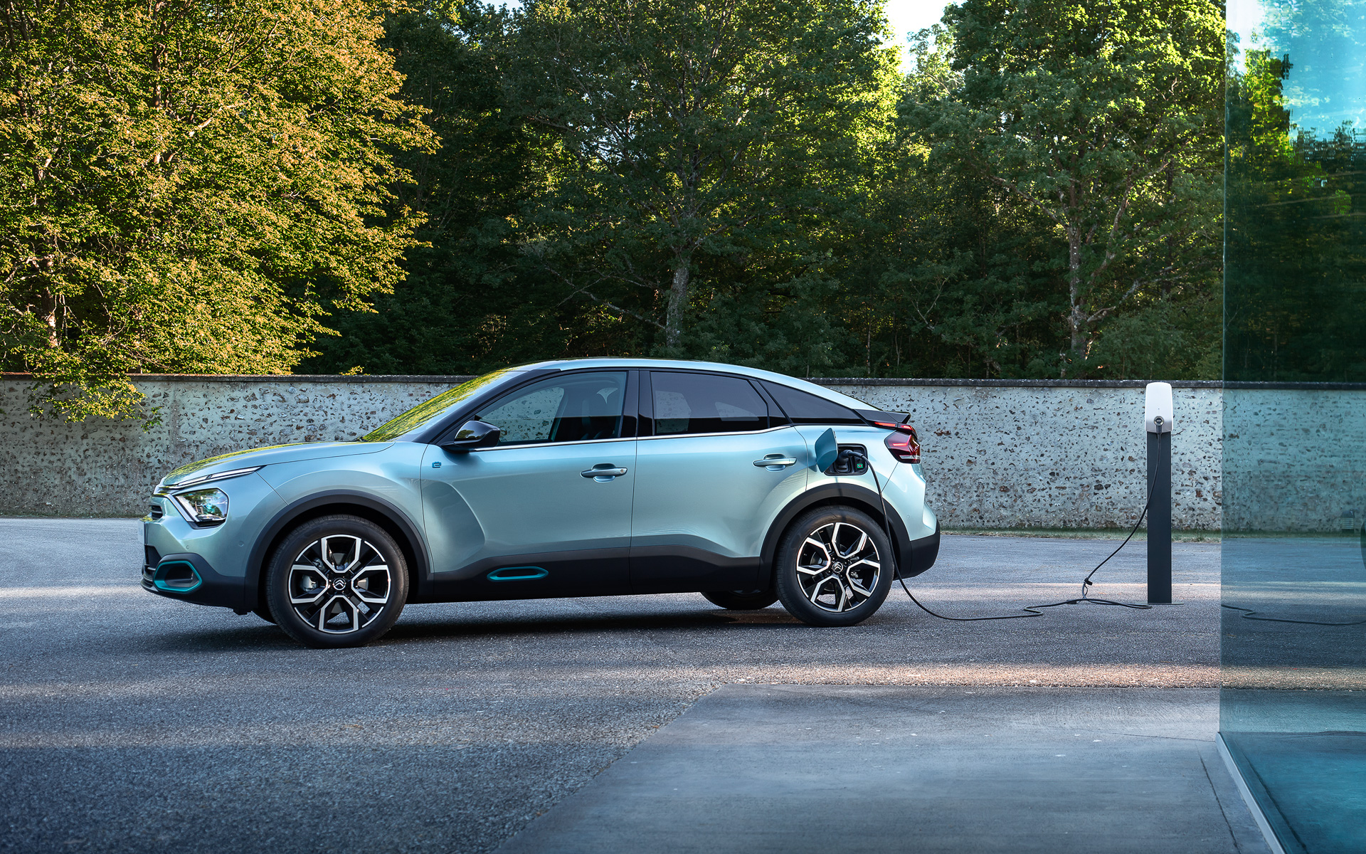 E-C4 ELECTRICは最高出力100kW（136PS）、最大トルク260Nmの高効率電動モーターと50kWの大容量リチウムイオンバッテリパックを採用