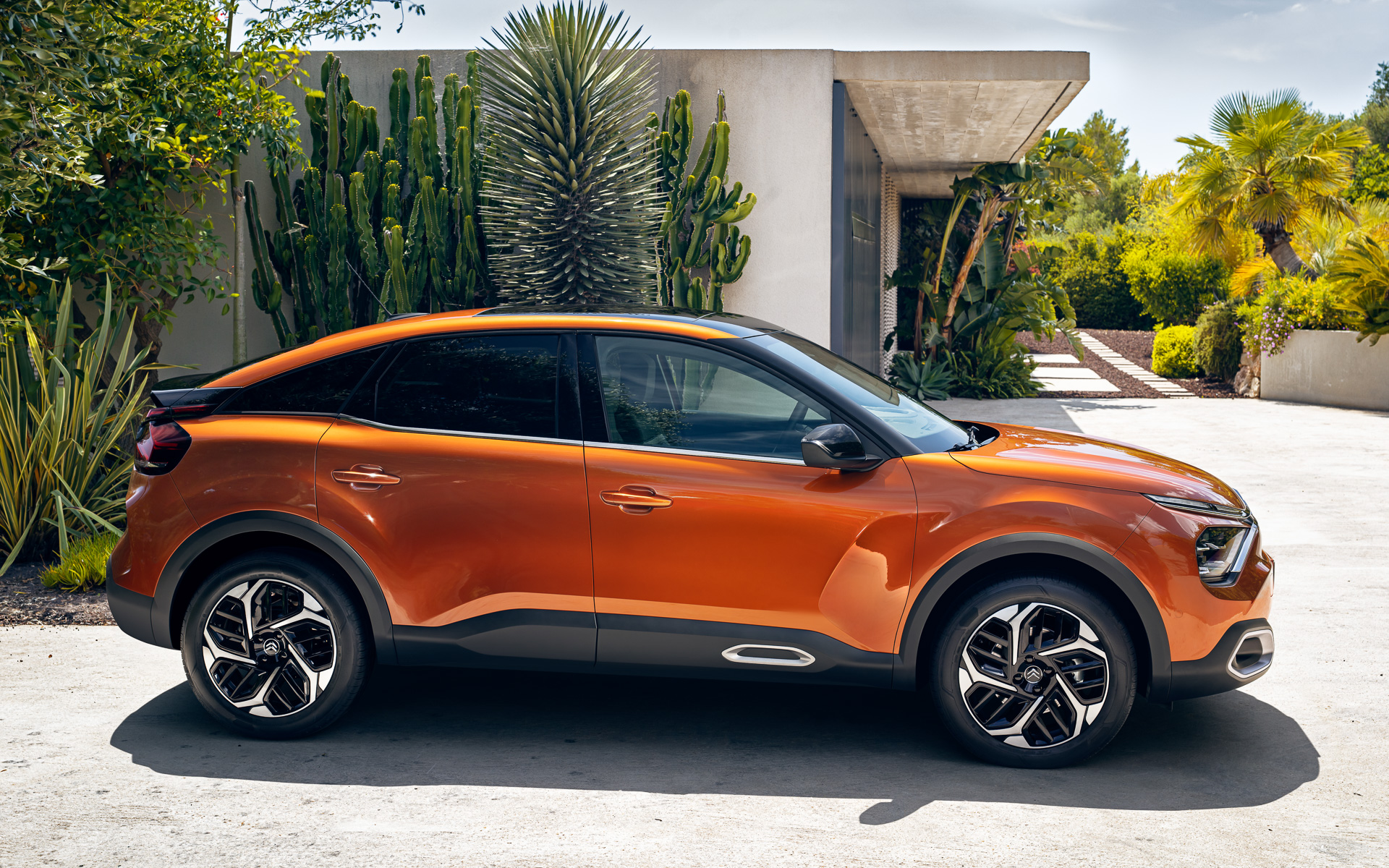 新型C4ではガソリンエンジン、ディーゼルエンジン、BEVモデルを導入