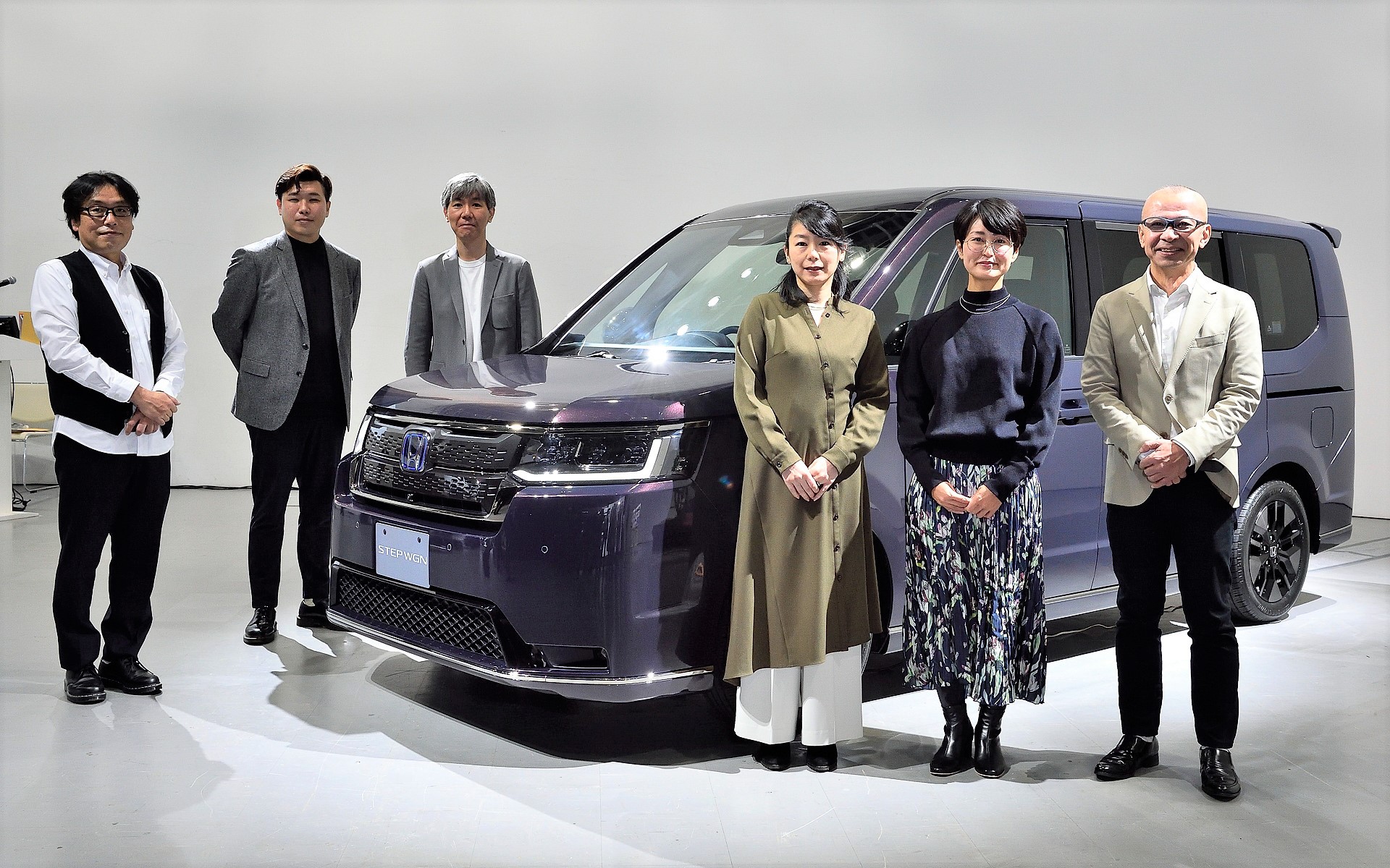 事前説明会で登壇した開発スタッフ。左から、AIRのエクステリアデザイン担当 花岡久和氏、SPADAのエクステリアデザイン担当 大西優一氏、インテリアデザイン担当 矢口史浩氏、CMFデザイン担当 唐見麻由香氏、パッケージデザイン担当 市川聡子氏、開発責任者 蟻坂篤史氏