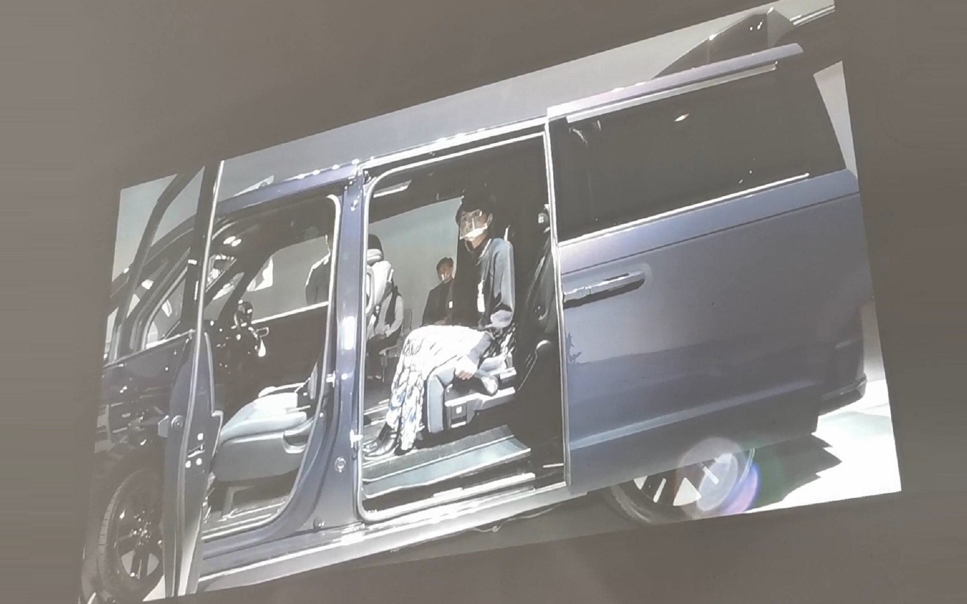 2列目シートの可動範囲の大きさを実演してくれた市川氏